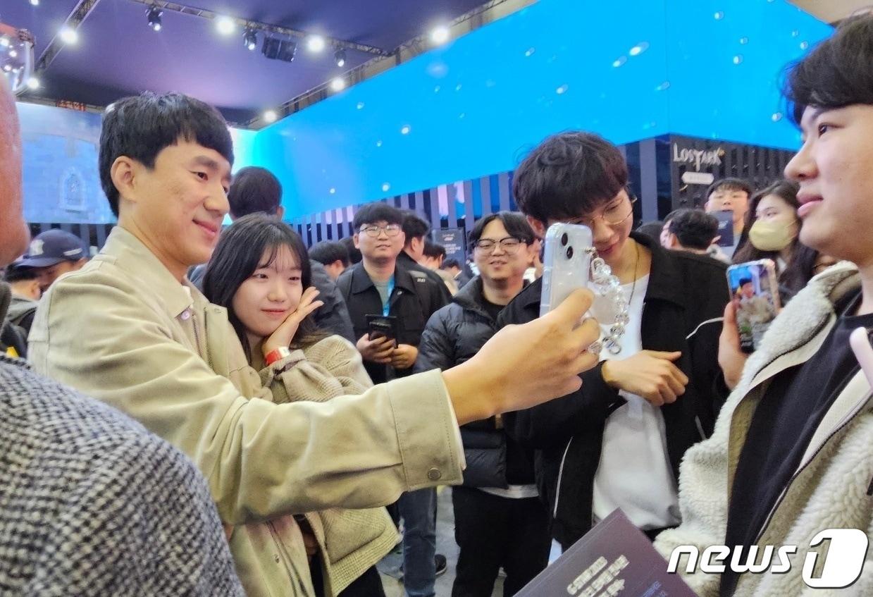 본문 이미지 - 금강선 로스트아크 디렉터가 스마일게이트 부스를 찾은 유저들과 기념사진을 촬영하는 모습 2023.11.16/뉴스1 ⓒ News1 박소은 기자