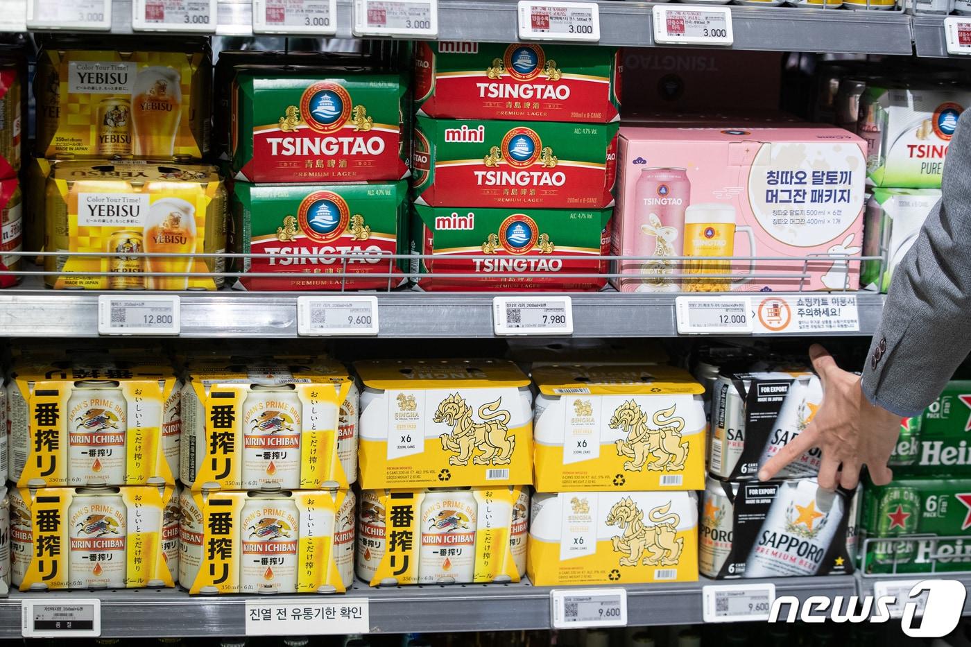 서울시내 한 대형마트에서 한 고객이 삿포로 맥주를 고르고 있다. &#40;자료사진&#41;  2023.11.16/뉴스1 ⓒ News1 유승관 기자
