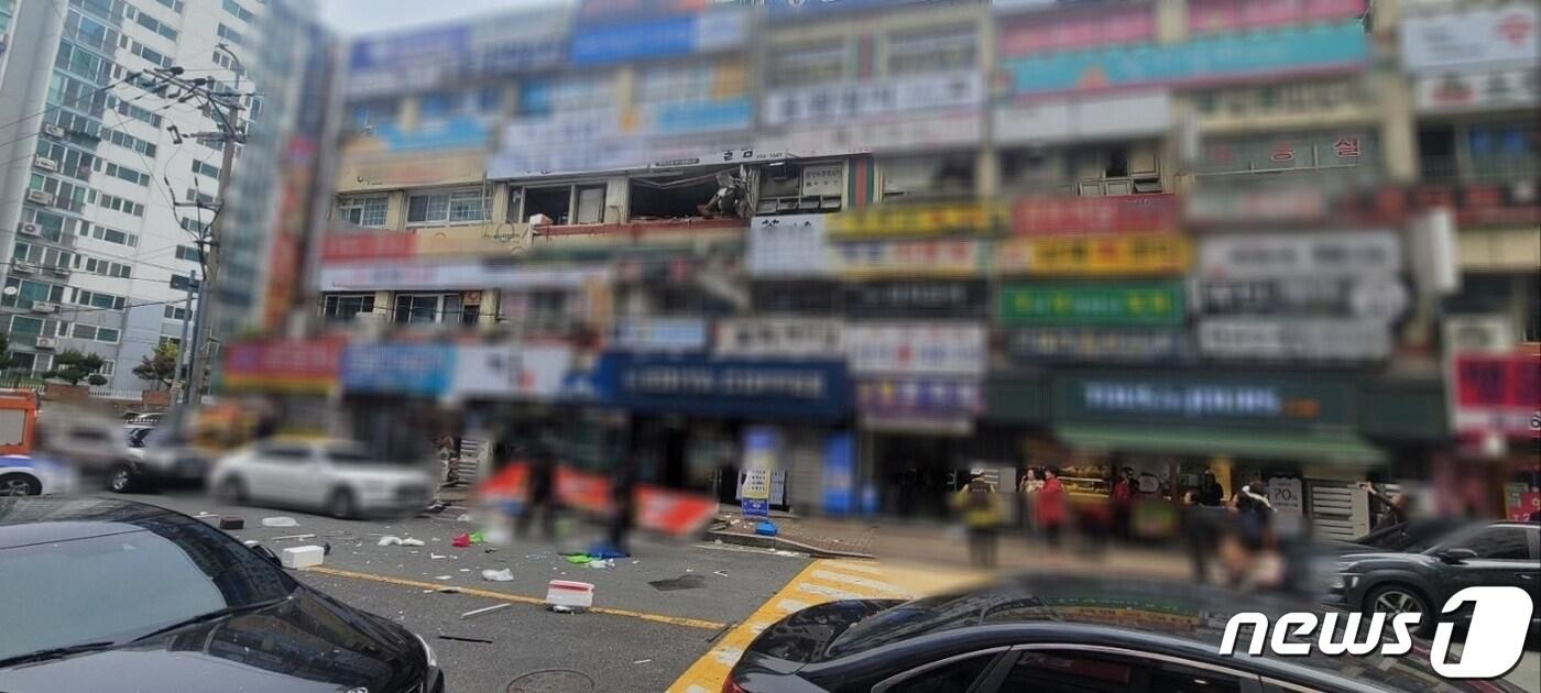 본문 이미지 - 16일 낮 12시33분쯤 창원시 성산구 남양동의 한 아파트 상가에서 원인을 알 수 없는 폭발이 발생해 5명이 다쳤다. 사진은 사고 현장 모습.(창원소방본부 제공)
