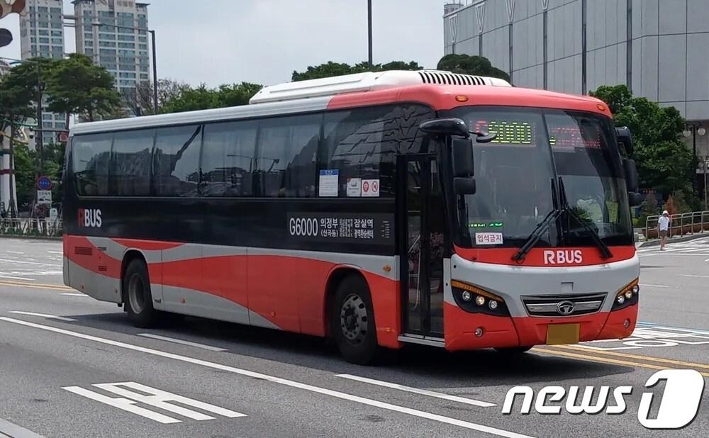 본문 이미지 - 의정부시(시장 김동근)는 의정부~잠실광역환승센터간 운행 중인 G6000번, G6100번 광역버스 각 2대를 12월 중 추가 증차해 운행한다고 16일 밝혔다.