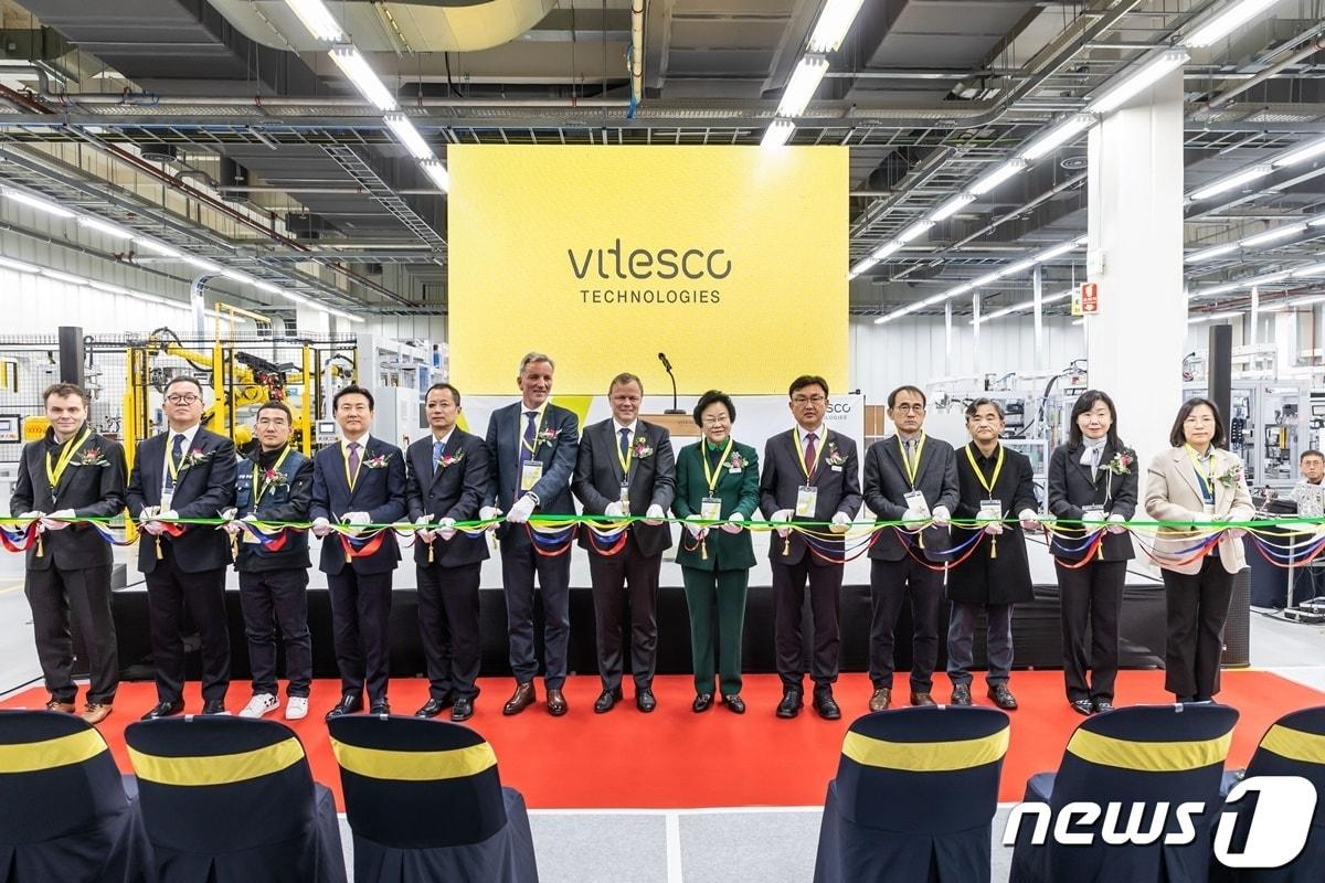 본문 이미지 - 세계적인 자동차 부품기업 독일 비테스코 테크놀로지스(Vitesco Technologies)가 이천에 전기차 탑재 전동화부품 제조시설을 준공하고 2026년까지 1200억 원을 투자한다.(경기도 제공)