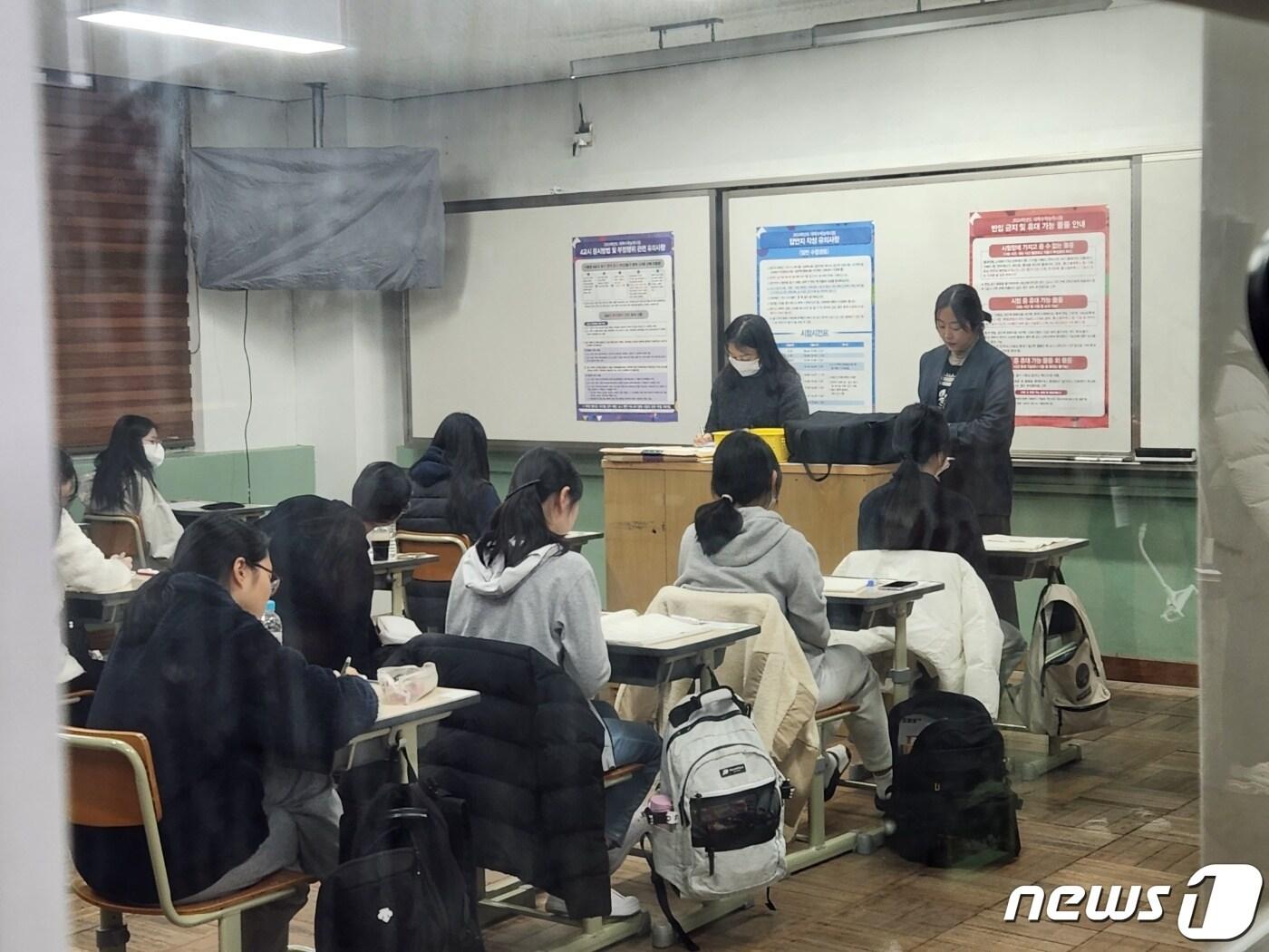 본문 이미지 - 2024학년도 대학수학능력시험이 치러지는 16일 경남교육청 88지구(창원) 제10시험장인 창원여고에서 수험생들이 시험을 치르기 위해 준비하고 있다. ⓒ 뉴스1 박종완 기자