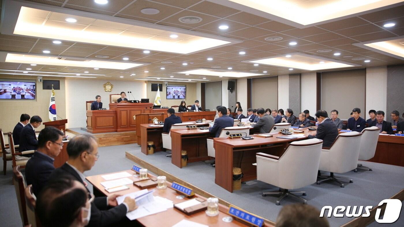 본문 이미지 - 전북 장수군의회가 16일 제356회 정례회를 열고 한달간의 일정에 돌입했다.