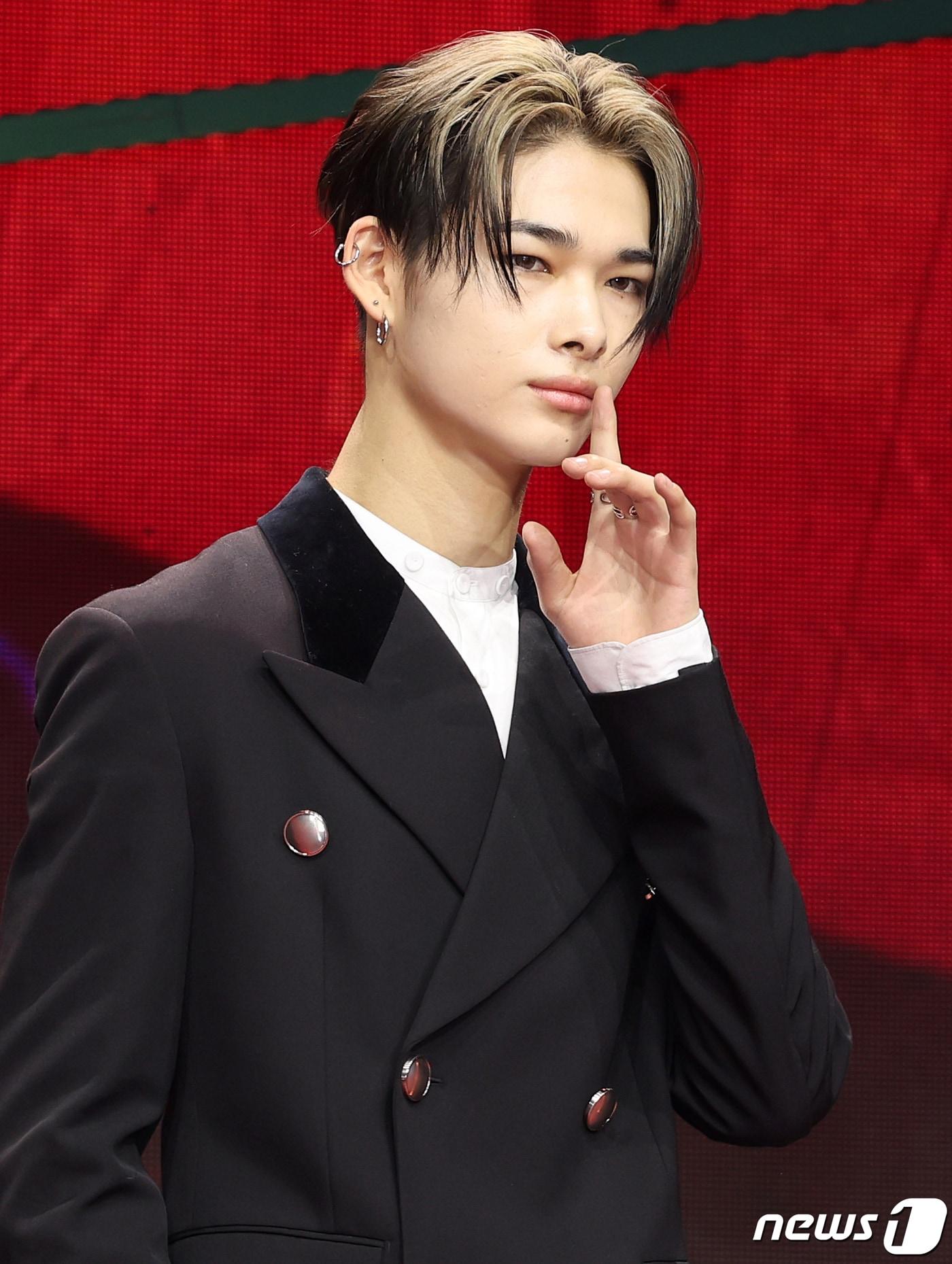 본문 이미지 - 아이돌 그룹 엔하이픈(ENHYPEN)의 니키가 16일 오후 서울 광진구 광장동 예스24라이브홀에서 열린 미니 5집 ‘ORANGE BLOOD’ 발매 기념 쇼케이스에서 포즈를 취하고 있다. 2023.11.16/뉴스1 ⓒ News1 김진환 기자