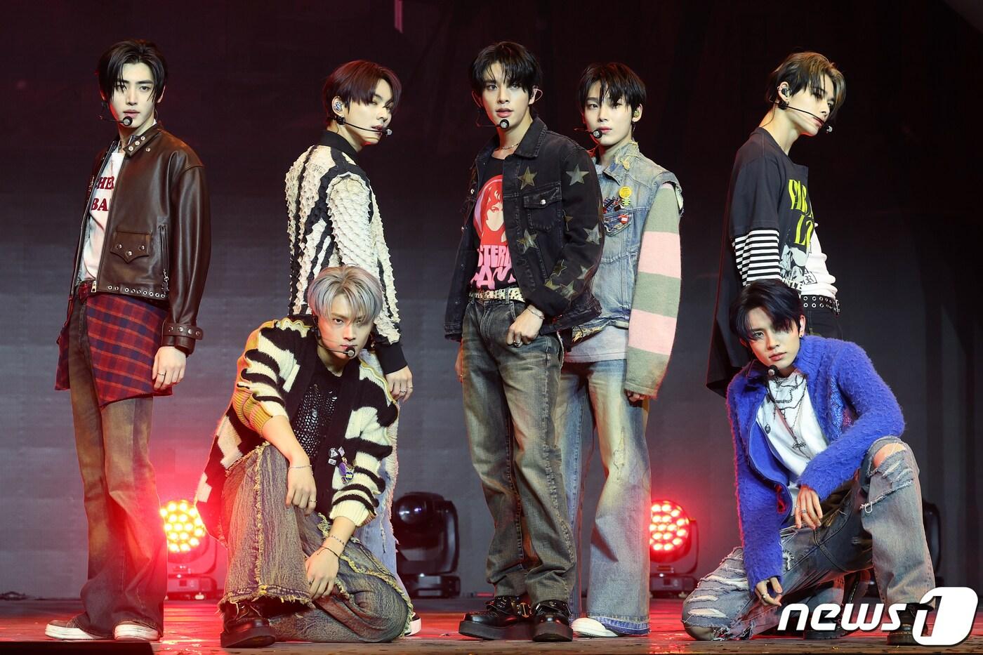 본문 이미지 - 아이돌 그룹 엔하이픈(ENHYPEN)이 16일 오후 서울 광진구 광장동 예스24라이브홀에서 열린 미니 5집 ‘ORANGE BLOOD’ 발매 기념 쇼케이스에서 열정적인 무대를 펼치고 있다. 2023.11.16/뉴스1 ⓒ News1 김진환 기자