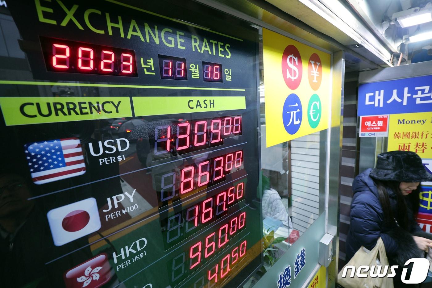 본문 이미지 - 서울 중구 명동의 한 사설 환전소 전광판에 원·엔 환율이 표시되고 있다.ⓒ News1 박정호 기자