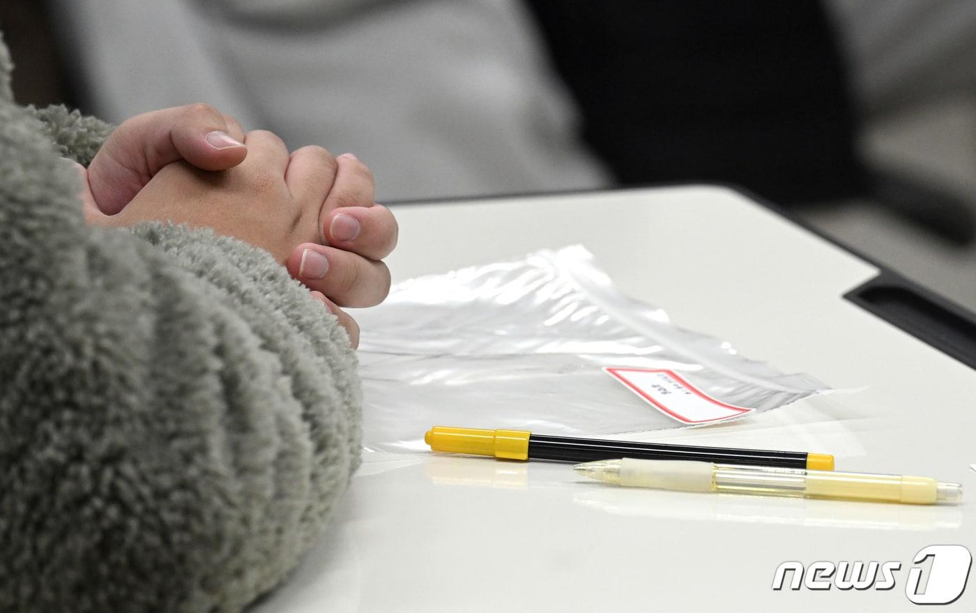 대학수학능력시험 고사장에서 수험생들이 시험 시작을 기다리고 있다. (사진공동취재단) /뉴스1