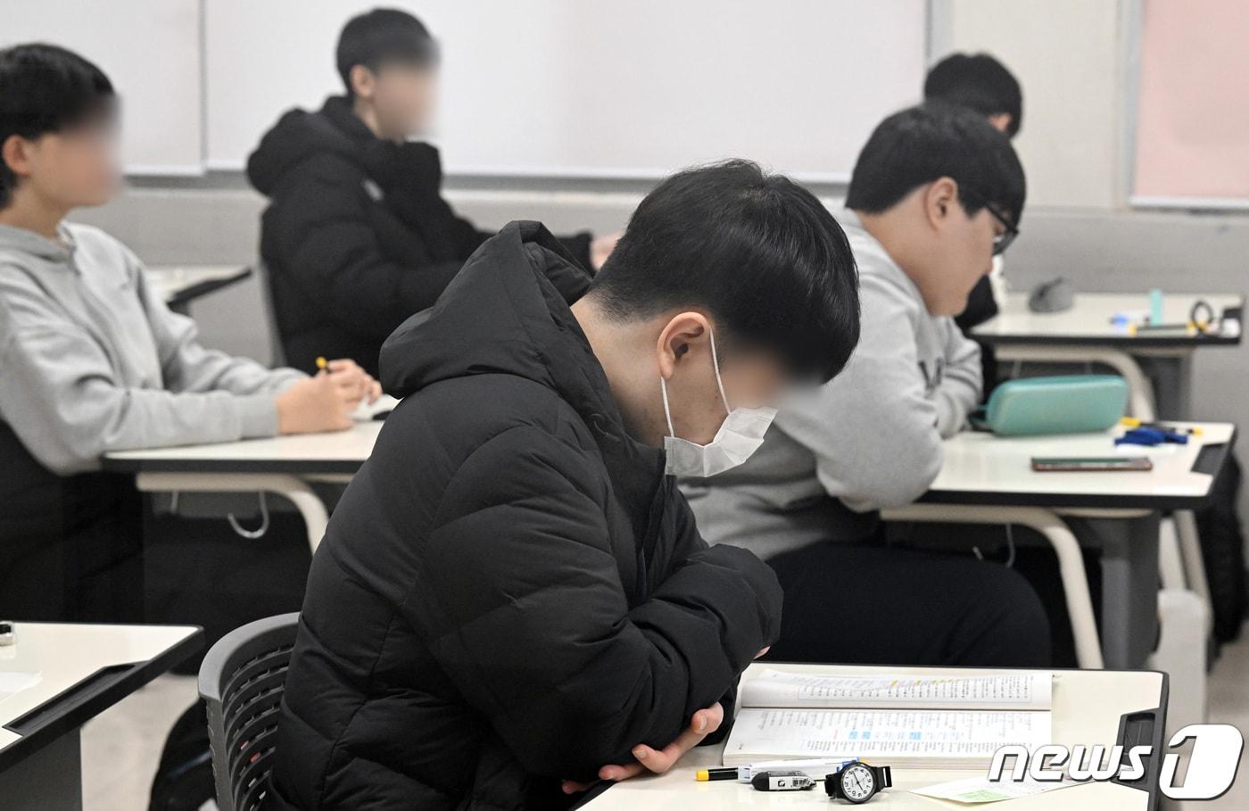 한 고등학교에서 수험생들이 수능 시작을 기다리고 있다. (사진공동취재단) /뉴스1