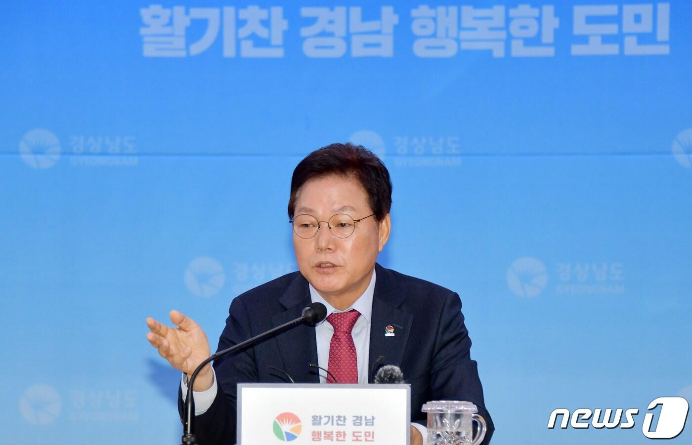 본문 이미지 - 박완수 경남지사가 16일 경남도청 프레스센터에서 기자간담회를 갖고 발언을 하고 있다.(경남도 제공)
