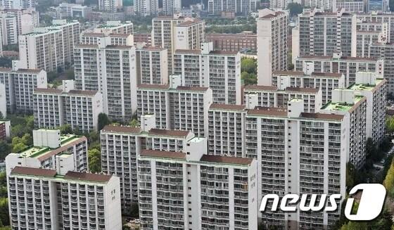 본문 이미지 - 경기도 안양시 평촌 아파트 단지의 모습. 2017.8.9/뉴스1 ⓒ News1 이재명 기자