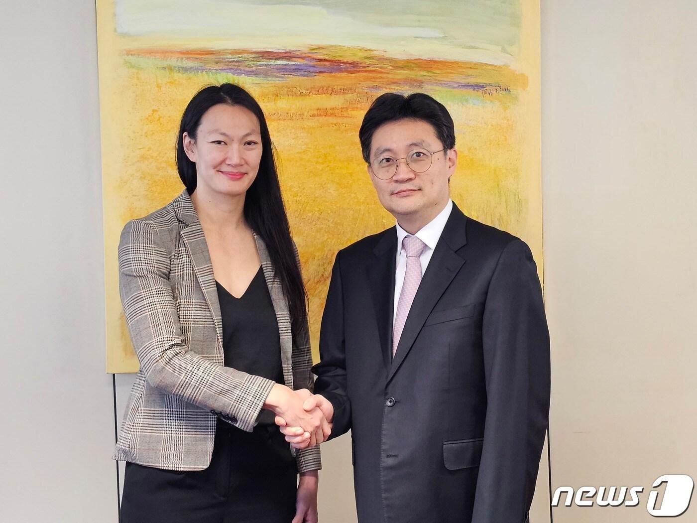 본문 이미지 - 전영희 외교부 평화외교기획단장(오른쪽)과 줄리 터너 미국 국무부 북한인권특사. (외교부 제공) 2023.11.16/뉴스1