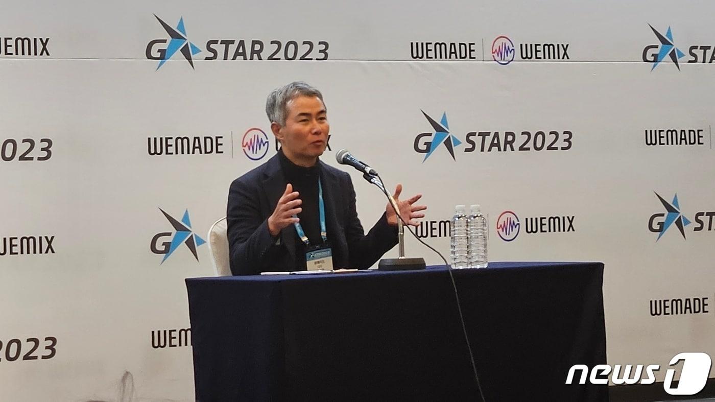 본문 이미지 - 장현국 위메이드 대표가 미디어를 대상으로 인터뷰를 진행하는 모습 2023.11.16/뉴스1 ⓒ News1 박소은 기자