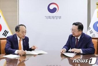 본문 이미지 - 이장우 대전시장이 16일 추경호 경제부총리 겸 기획재정부 장관을 만나 내년도 국비를 요청하고 있다.(대전시 제공)/뉴스1 ⓒ News1 
