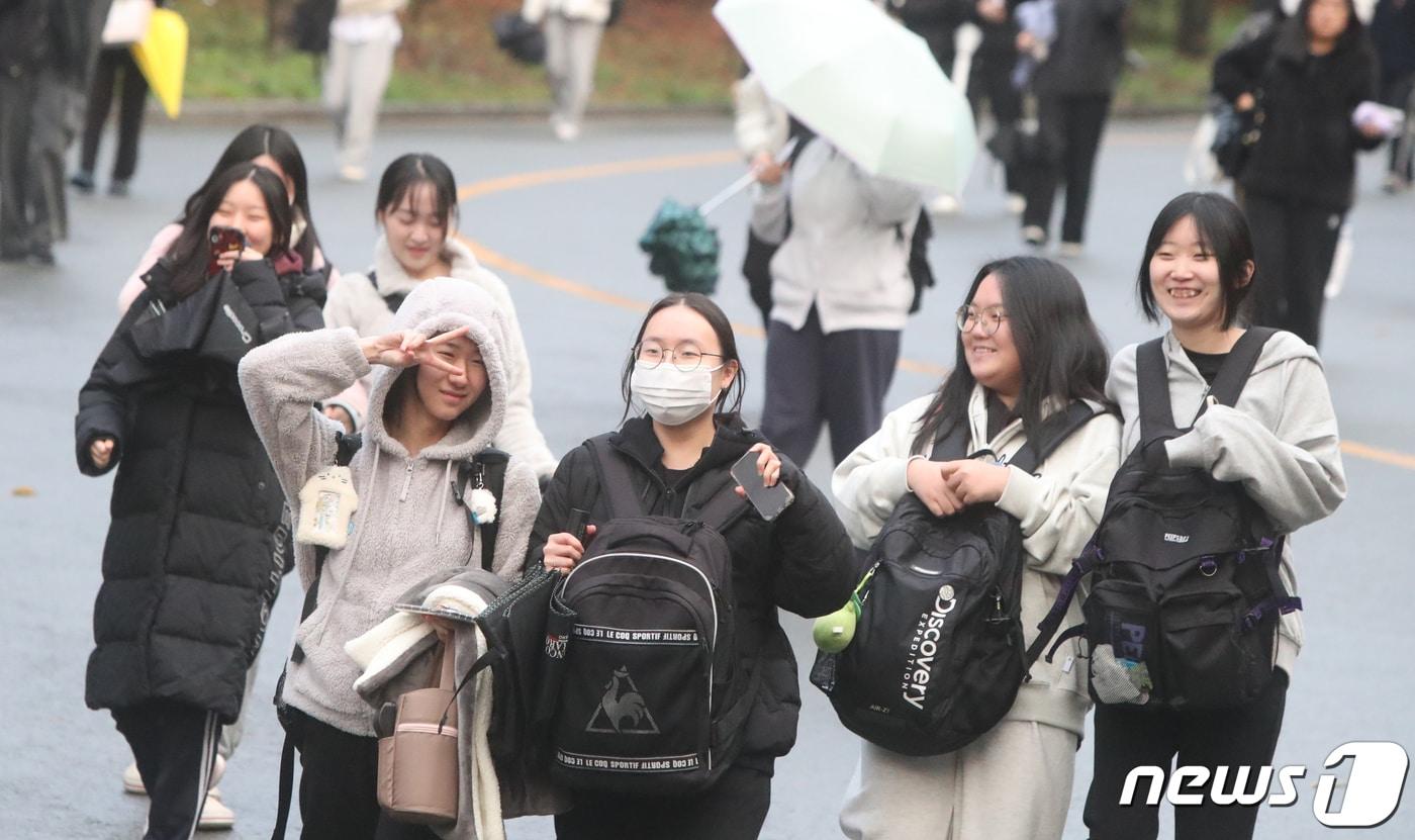 2024학년도 대학수학능력시험이 치러진 16일 광주시 남구 설월여자고등학교에 마련된 고사장에서 시험을 마친 수험생들이 환하게 웃고 있다. 2023.11.16/뉴스1 ⓒ News1 김태성 기자