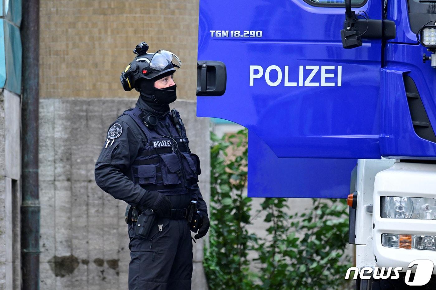 지난해 11월16일(현지시간) 독일 함부르크에서 경찰이 수색하고 있다. 2023.11.16/뉴스1 ⓒ 로이터=뉴스1 ⓒ News1 김민수 기자