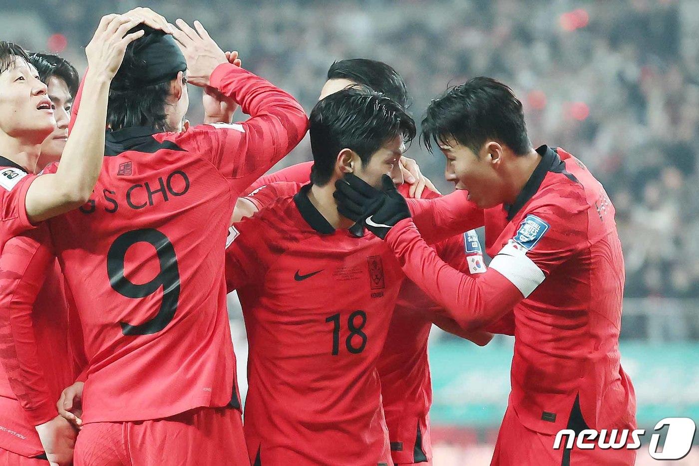 본문 이미지 - 16일 서울 마포구 서울월드컵경기장에서 열린 2026 FIFA 북중미 월드컵 아시아 지역 2차 예선 C조 조별리그 대한민국과 싱가포르의 경기에서 손흥민이 조규성의 첫 골 세리머니 때 이강인과 만나 대화를 나누고 있다. 2023.11.16/뉴스1 ⓒ News1 민경석 기자