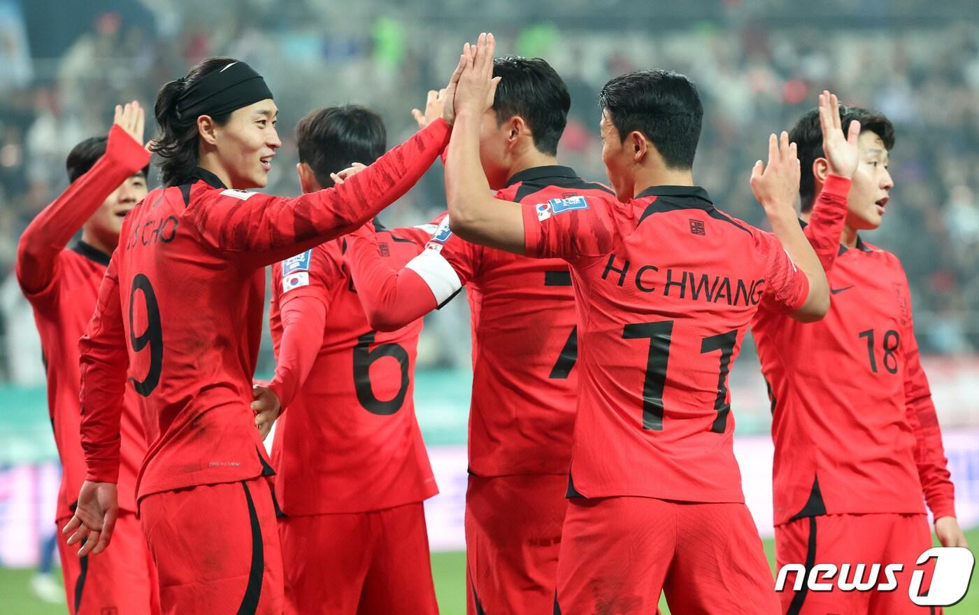 대한민국 축구대표팀 황희찬이 16일 서울 마포구 서울월드컵경기장에서 열린 2026 FIFA 북중미 월드컵 아시아 지역 2차 예선 C조 조별리그 대한민국과 싱가포르의 경기에서 팀의 두 번째 골을 넣은 후 조규성과 하이파이브를 하고 있다. 2023.11.16/뉴스1 ⓒ News1 김성진 기자