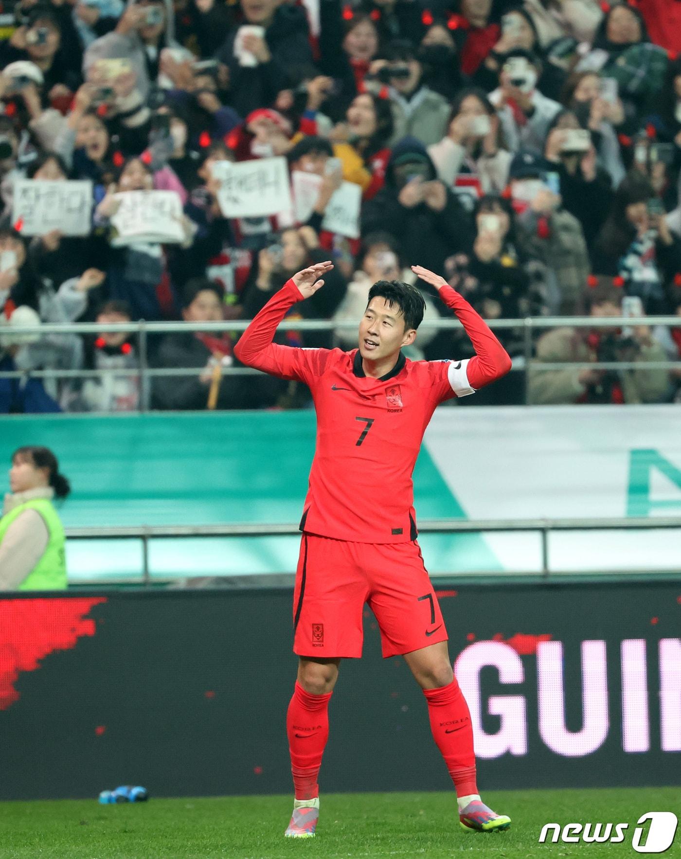 본문 이미지 - 대한민국 축구대표팀 손흥민이 16일 서울 마포구 서울월드컵경기장에서 열린 2026 FIFA 북중미 월드컵 아시아 지역 2차 예선 C조 조별리그 대한민국과 싱가포르의 경기에서 팀의 세 번째 골을 터뜨린 후 관중석을 향해 호응을 유도하고 있다. 2023.11.16/뉴스1 ⓒ News1 김성진 기자