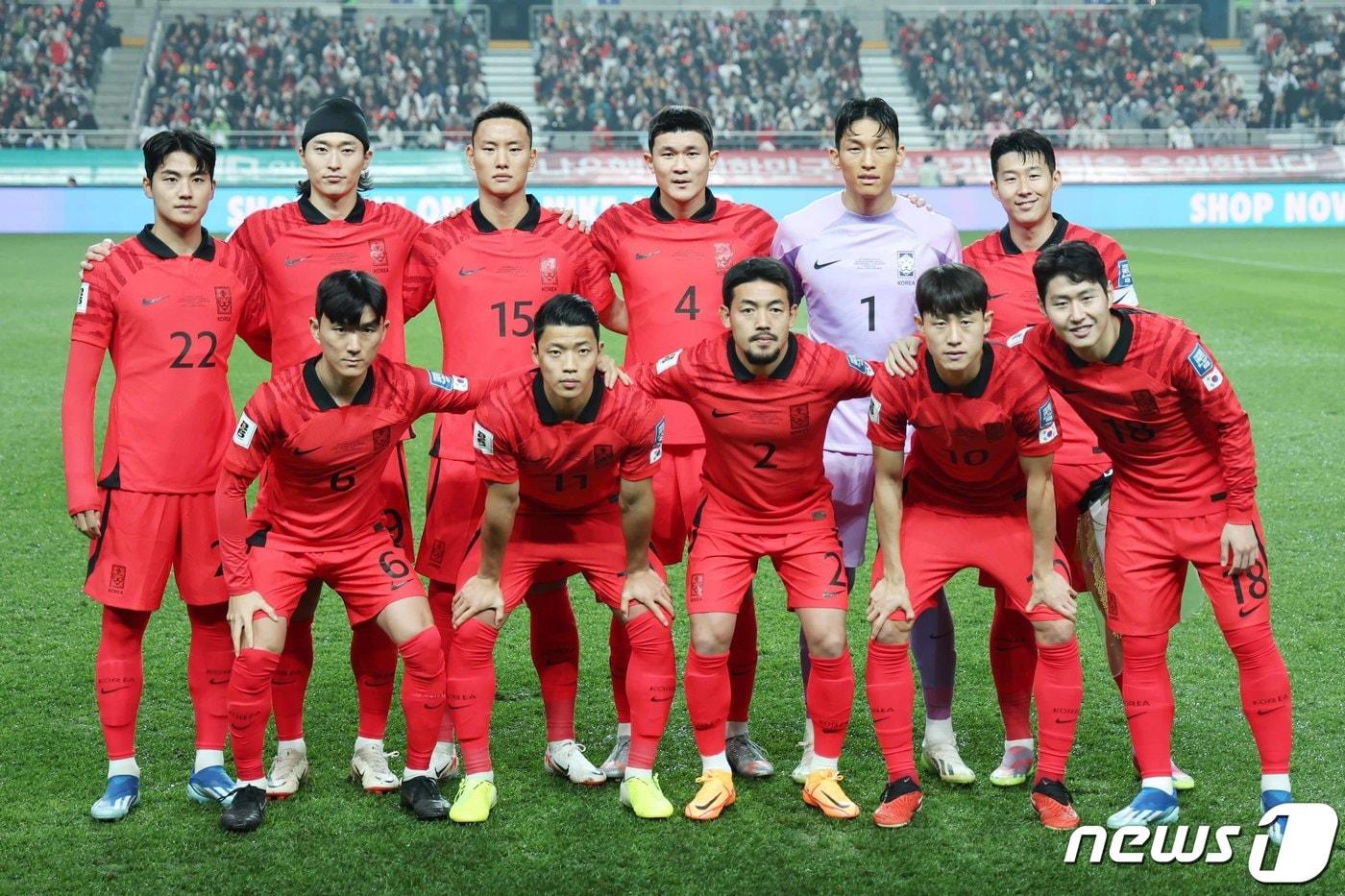 16일 서울 마포구 서울월드컵경기장에서 열린 2026 FIFA 북중미 월드컵 아시아 지역 2차 예선 C조 조별리그 대한민국과 싱가포르의 경기 시작에 앞서 대한민국 축구 대표팀 선수들이 기념촬영을 하고 있다. 2023.11.16/뉴스1 ⓒ News1 민경석 기자