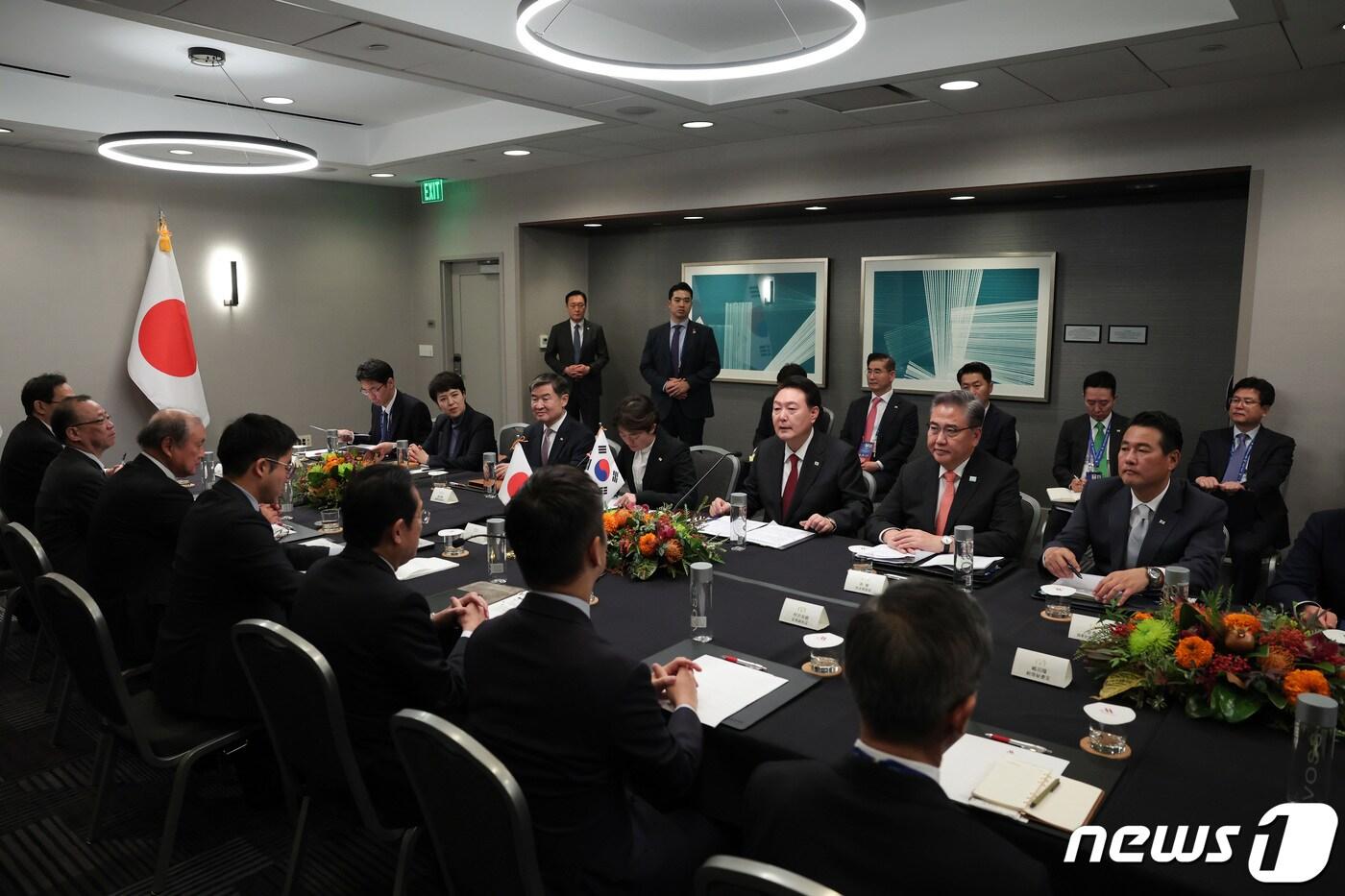 본문 이미지 - 윤석열 대통령이 16일 오전(현지시간) 미국 샌프란시스코의 한 호텔에서 기시다 후미오 총리와 한일 정상회담을 하고 있다. (대통령실 홈페이지) 2023.11.17/뉴스1 ⓒ News1 안은나 기자