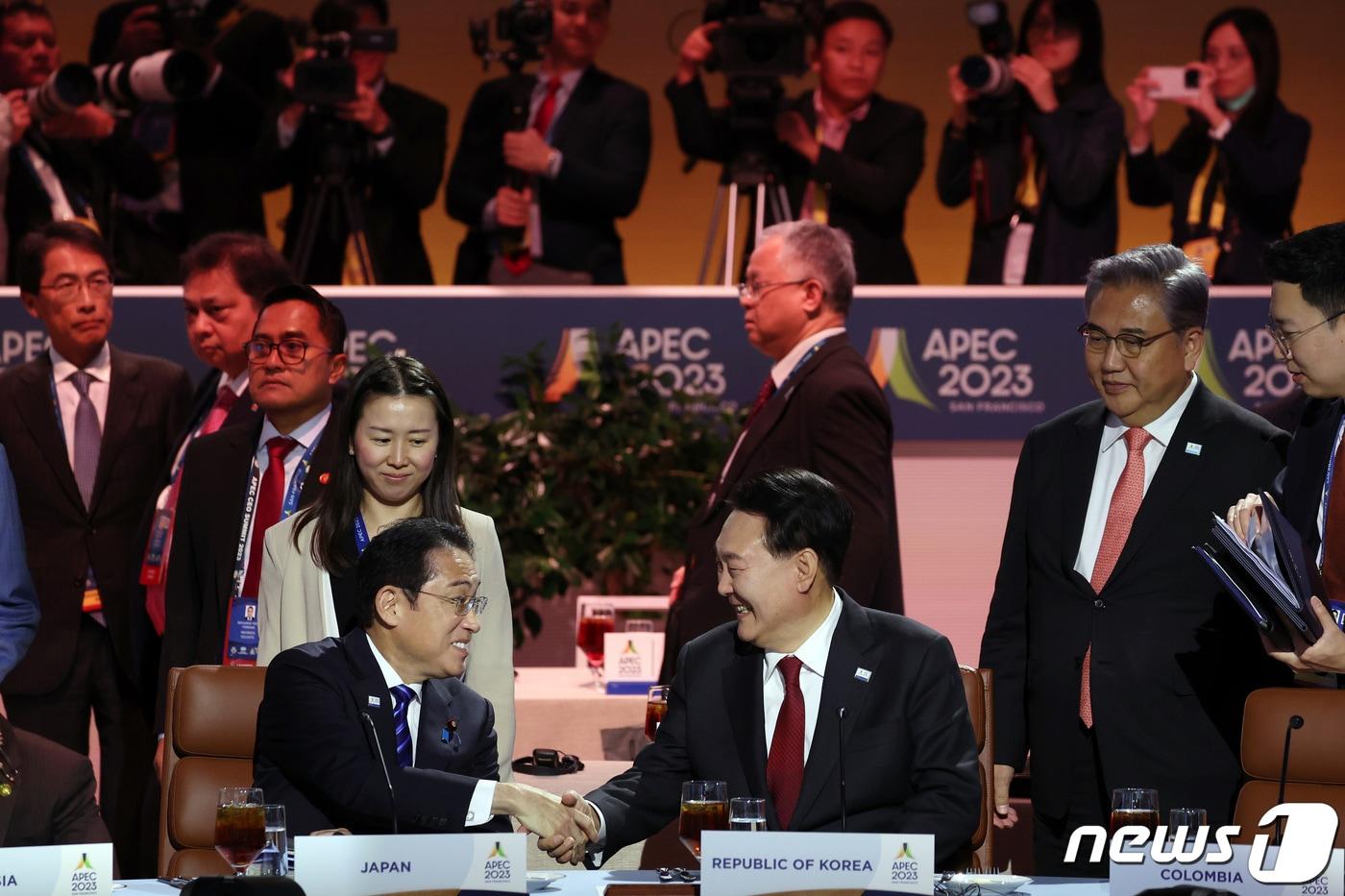 본문 이미지 - 윤석열 대통령이 16일(현지시간) 미국 샌프란시스코 모스코니센터에서 열린 아시아·태평양경제협력체(APEC) 첫 번째 정상회의 세션에서 기시다 후미오 일본 총리를 만나 악수하고 있다. (대통령실 홈페이지) 2023.11.17/뉴스1 ⓒ News1 안은나 기자