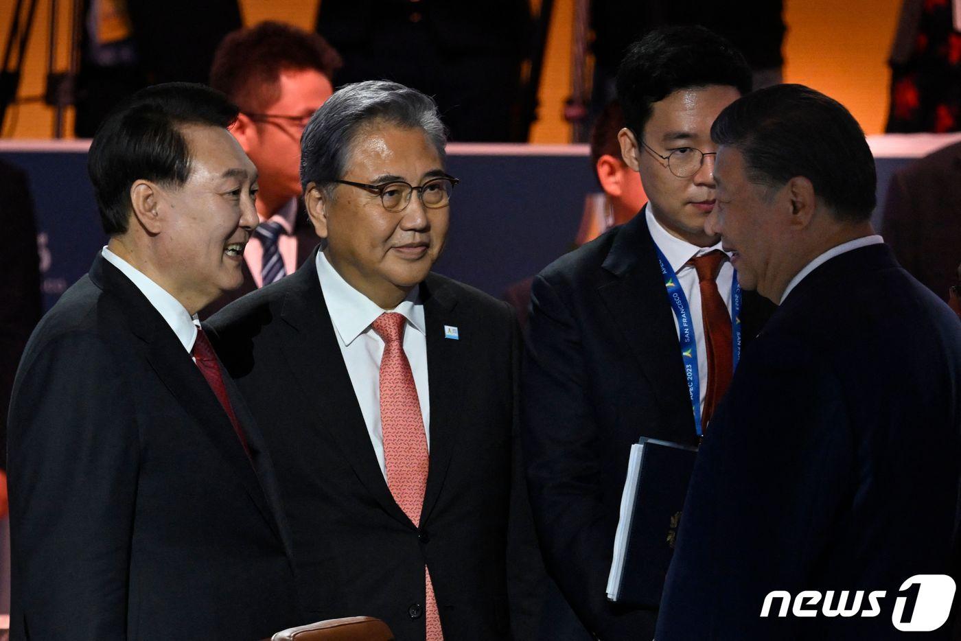 윤석열 대통령이 16일&#40;현지시간&#41; 미국 샌프란시스코 모스코니센터에서 열린 아시아·태평양경제협력체&#40;APEC&#41; 첫 번째 정상회의 세션에서 시진핑 중국 국가주석을 만나 대화하고 있다. ⓒ AFP=뉴스1 ⓒ News1 안은나 기자