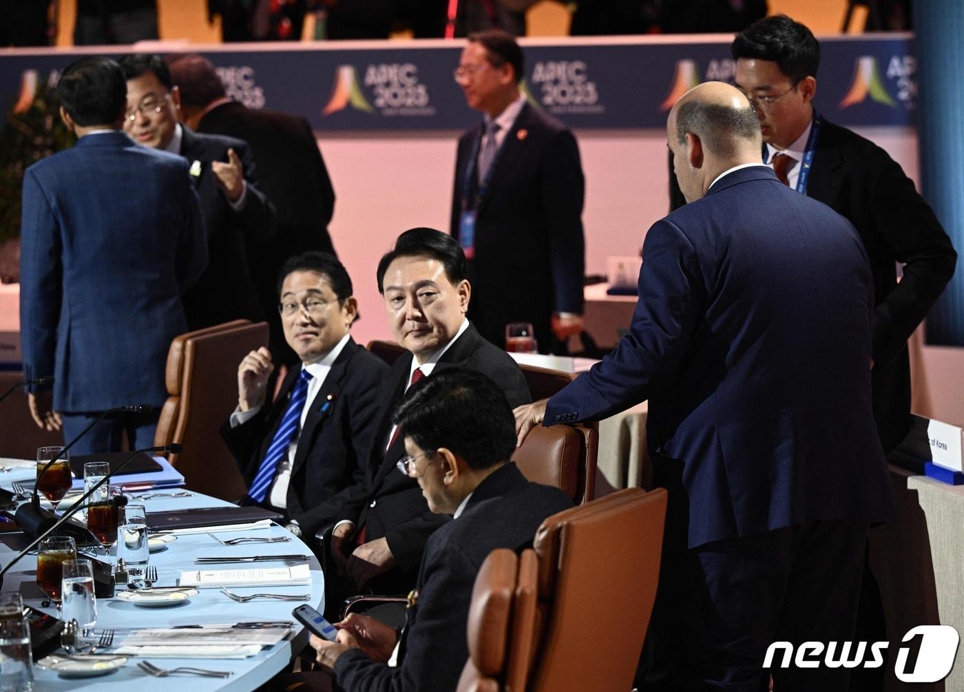 본문 이미지 - 윤석열 대통령이 16일(현지시간) 미국 샌프란시스코에서 열리고 있는 아시아태평양경제협력체(APEC) 정상회의에 참석하고 있다. 윤 대통령 좌측에는 기시다 후미오 일본 총리가 앉아 있다. 2023.11.17/뉴스1 ⓒ AFP=뉴스1 ⓒ News1