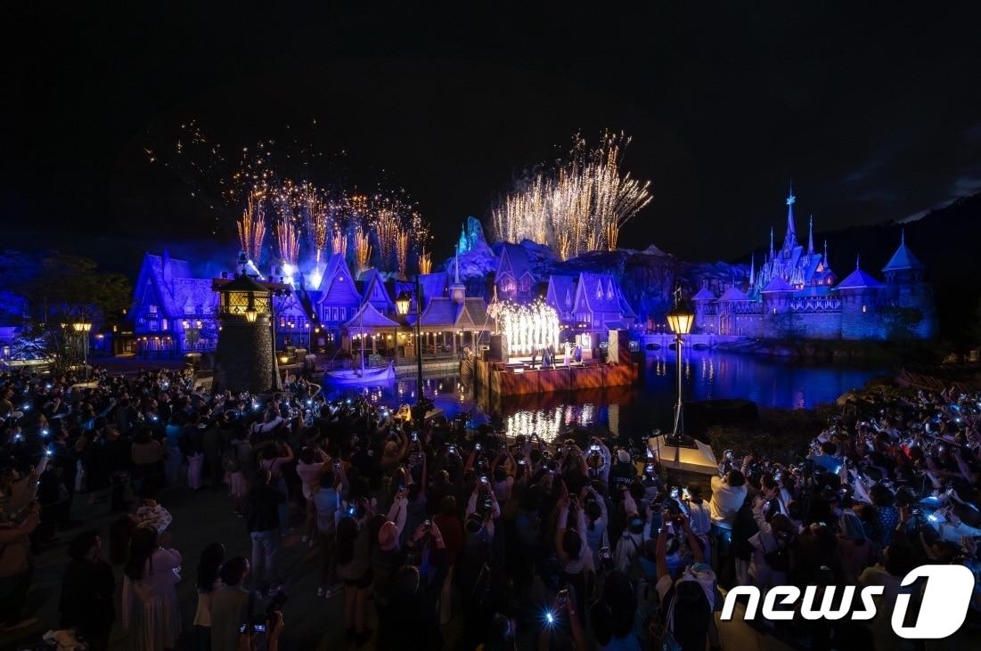 본문 이미지 - 겨울왕국 세상의 화려한 축하행사(홍콩디즈니랜드 제공)