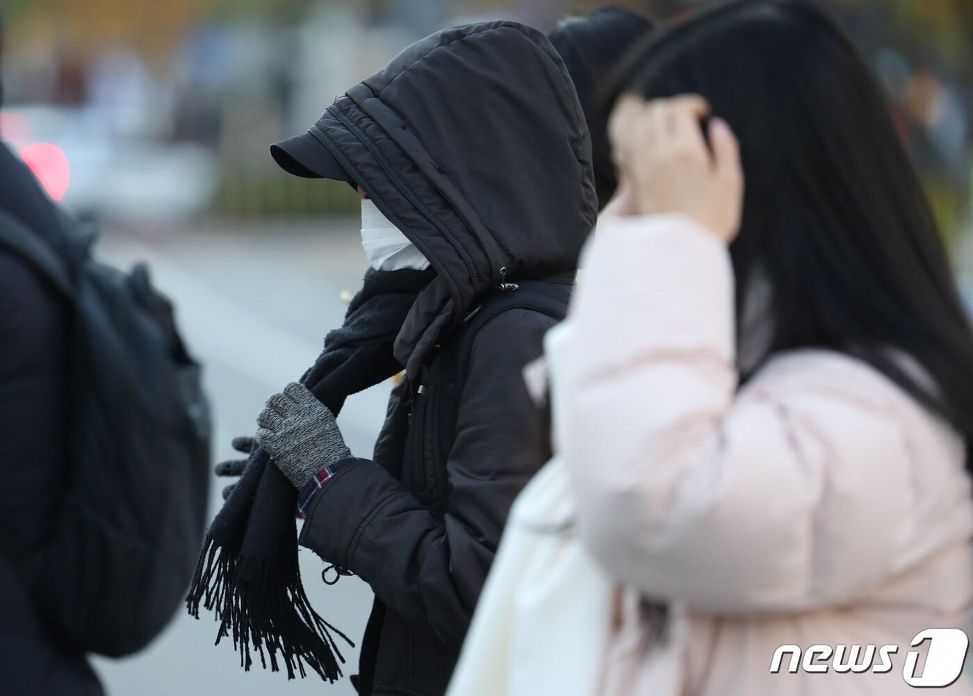 본문 이미지 - 초겨울 추위가 기승을 부리는 17일 오전 서울 종로구 세종대로 사거리에서 시민이 목도리를 매고 있다. 기상청은 이날 경기 서해안과 충남 지역을 시작으로 서울을 비롯한 내륙 대부분 지역에 눈이나 비가 내린다고 예보했다. 2023.11.17/뉴스1 ⓒ News1 김민지 기자