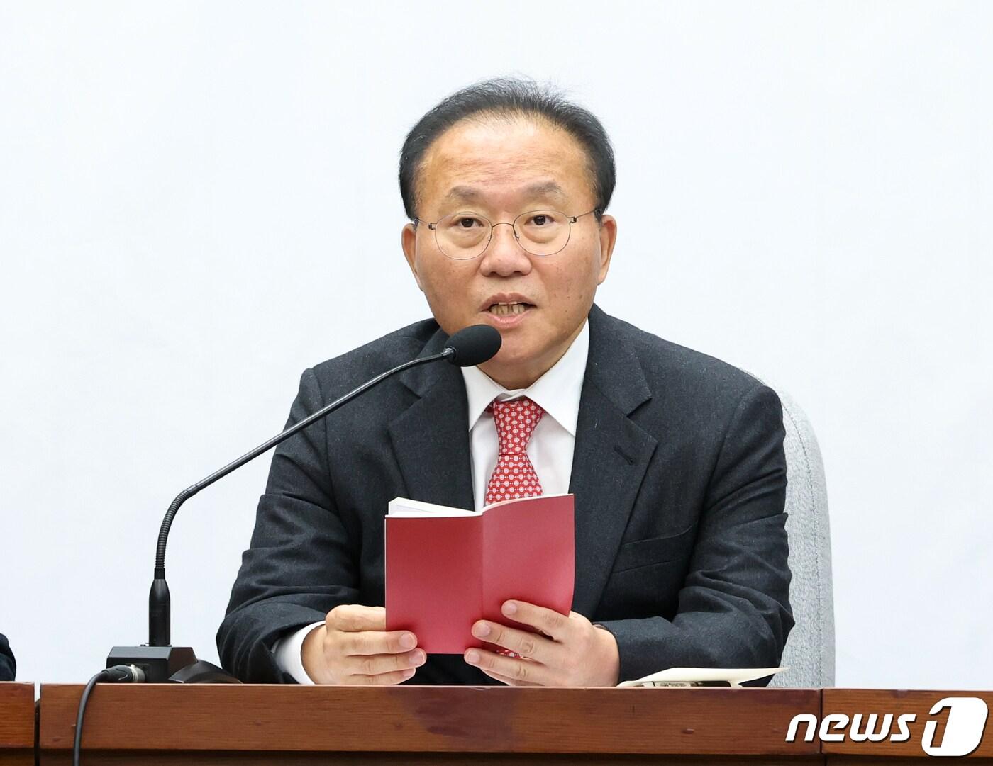 본문 이미지 - 윤재옥 국민의힘 원내대표가 17일 서울 여의도 국회에서 열린 원내대책회의에서 발언을 하고 있다. 2023.11.17/뉴스1 ⓒ News1 송원영 기자