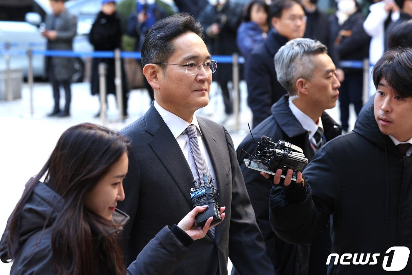 본문 이미지 - 이재용 삼성전자 회장이 17일 오전 서울 서초구 서울중앙지방법원에서 열린 회계부정·부당합병 관련 1심 결심 공판에 출석하고 있다. 이 회장은 경영권 승계를 목적으로 삼성 미래전략실 주도로 2015년 삼성물산과 제일모직의 합병을 계획적으로 추진하고 그 과정에서 회계부정·부정거래를 저지른 혐의로 2020년 9월 기소됐다. 2023.11.17/뉴스1 ⓒ News1 신웅수 기자