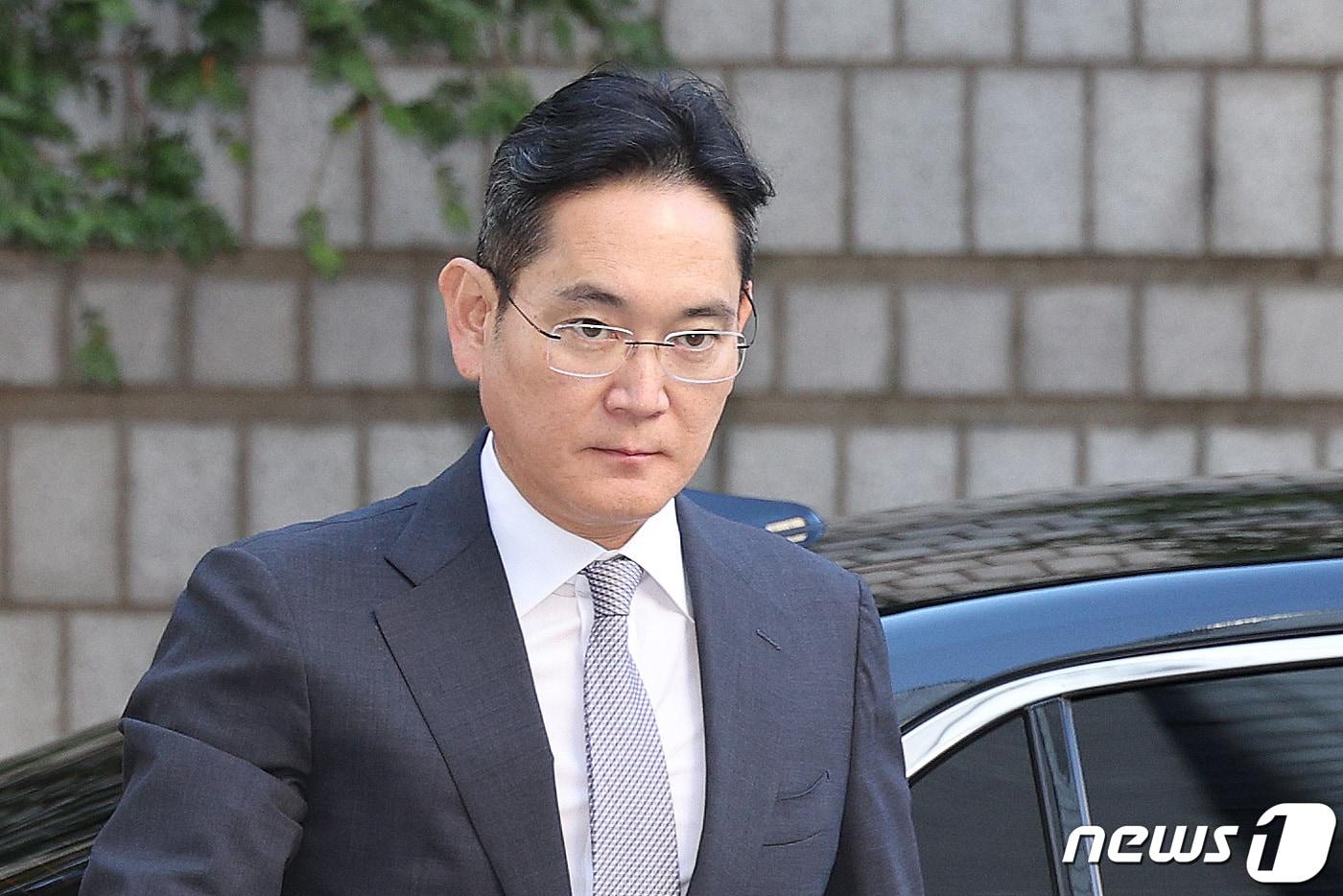 본문 이미지 - 이재용 삼성전자 회장이 17일 오전 서울 서초구 서울중앙지방법원에서 열린 회계부정·부당합병 관련 1심 결심 공판에 출석하고 있다. 2023.11.17/뉴스1 ⓒ News1 신웅수 기자