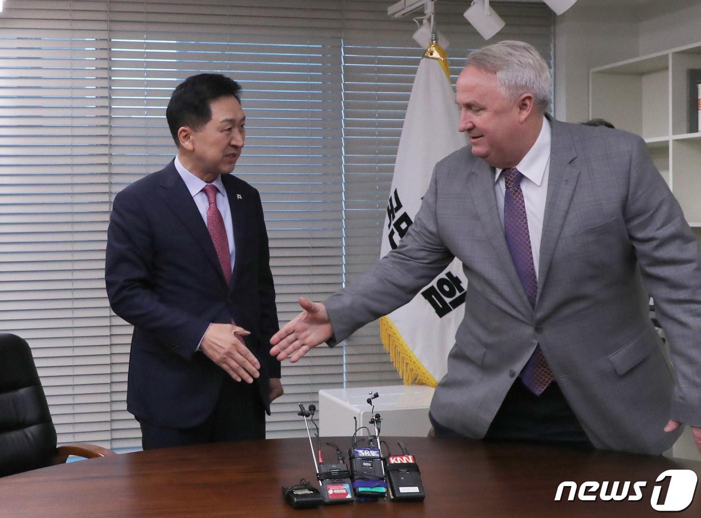 본문 이미지 - 김기현 국민의힘 대표와 인요한 혁신위원장이 17일 서울 여의도 당사에서 만나 악수하고 있다. (공동취재) 2023.11.17/뉴스1 ⓒ News1 송원영 기자