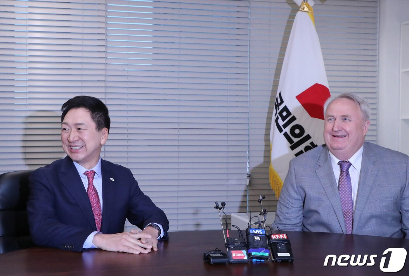 본문 이미지 - 김기현 국민의힘 대표와 인요한 혁신위원장이 17일 서울 여의도 당사에서 면담을 하고 있다. (공동취재) 2023.11.17/뉴스1 ⓒ News1 송원영 기자