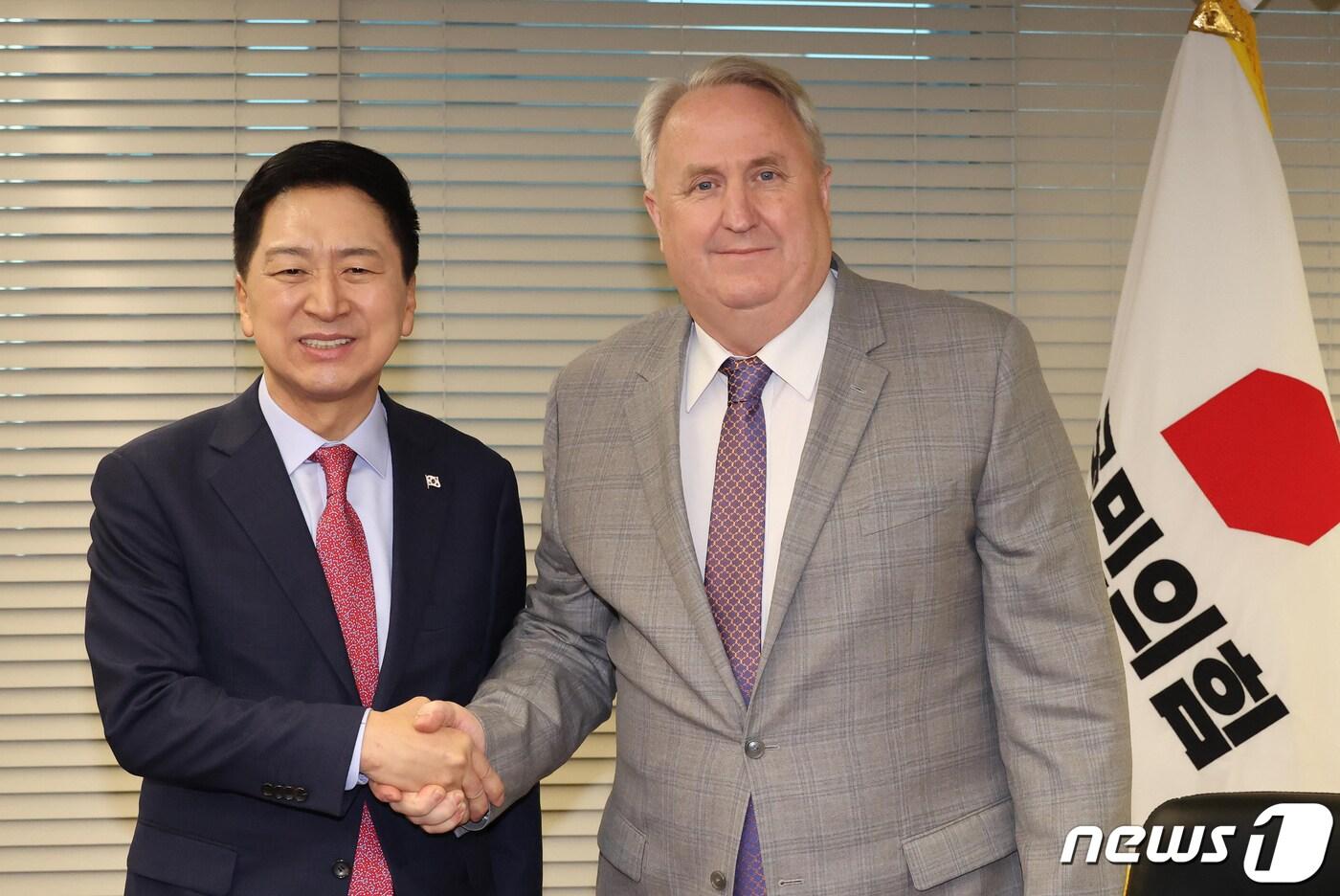 본문 이미지 - 김기현 국민의힘 대표와 인요한 혁신위원장이 17일 서울 여의도 당사에서 면담을 하고 있다. (공동취재) 2023.11.17/뉴스1 ⓒ News1 송원영 기자