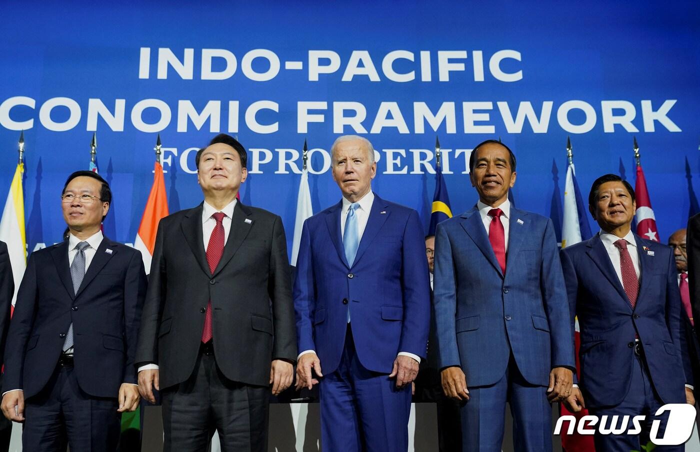 보 반 트엉 베트남 국가주석(앞줄 왼쪽부터), 윤석열 대통령, 조 바이든 미국 대통령, 조코 위도도 인도네시아 대통령, 봉봉 마르코스 필리핀 대통령이 16일 오후(현지시간) 미국 샌프란시스코에서 아시아·태평양경제협력체(APEC) 정상회의 주간에 열린 인도태평양경제협력체(IPEF) 정상회의에 참석해 기념 촬영하고 있다. ⓒ 로이터=뉴스1 ⓒ News1 안은나 기자