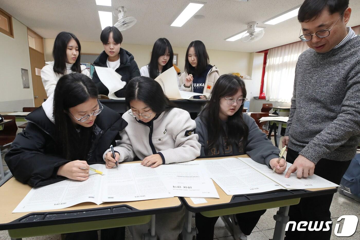 본문 이미지 - 2024학년도 대학수학능력시험(수능)을 치른 고3 학생들이 가채점을 하는 모습. (사진은 기사 내용과 무관함) / 뉴스1 ⓒ News1 공정식 기자