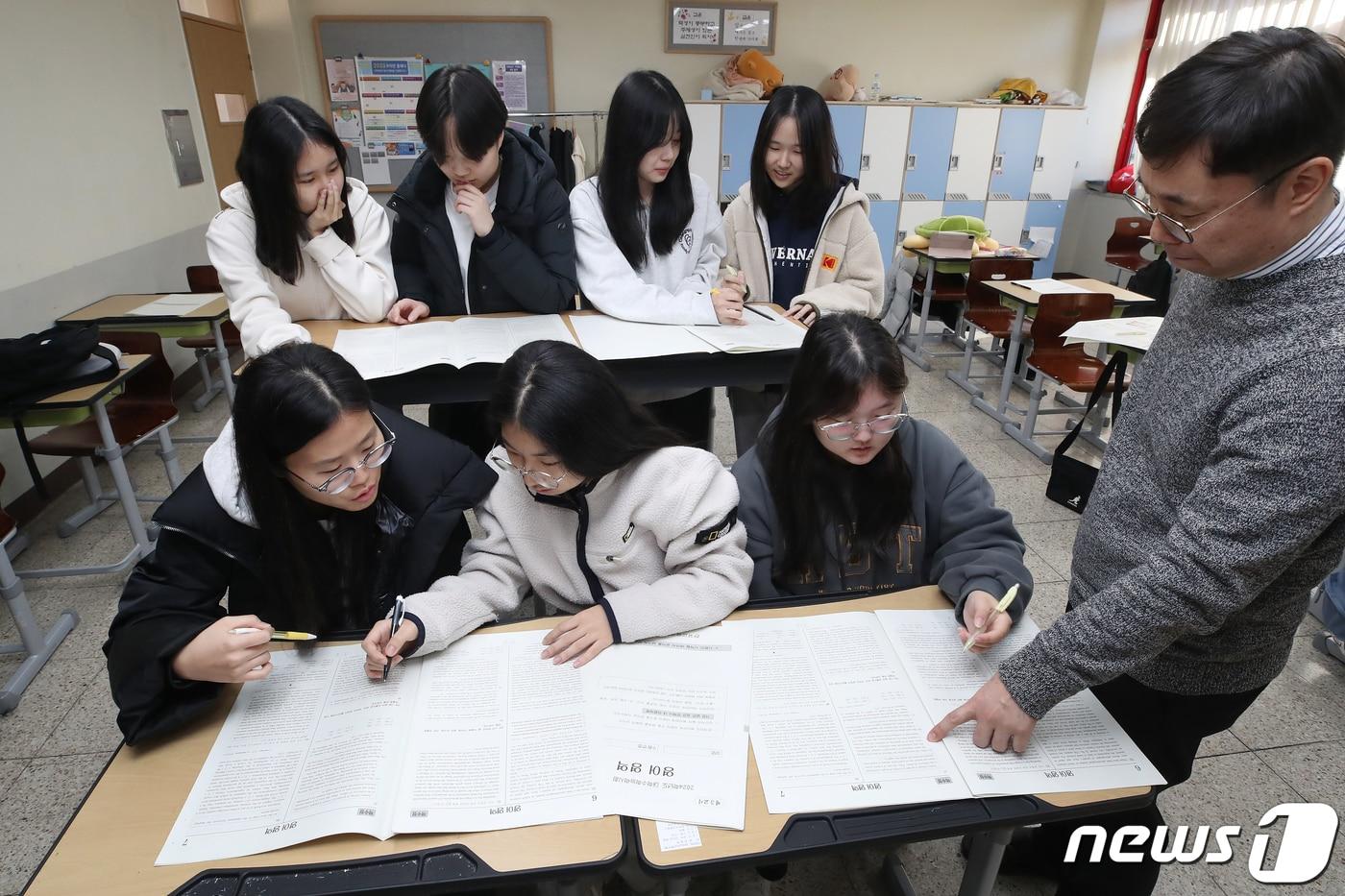 본문 이미지 - 대구교육청은 오는 22일 시교육청 행복관에서 '2024학년도 대입 정시모집 지원 전략 설명회'를 연다. 사진은 지난달 17일 대구 한 고교 3학년 교실에서 수험생들이 전날 치른 2024학년도 대학수학능력시험 가채점을 하는 모습. 2023.11.17/뉴스1 ⓒ News1 공정식 기자