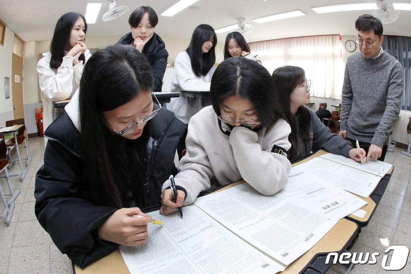 본문 이미지 - 17일 오전 대구 수성구 정화여고 3학년 교실에서 수험생들이 전날 치른 2024학년도 대학수학능력시험(수능) 가채점을 하고 있다. 2023.11.17/뉴스1 ⓒ News1 공정식 기자