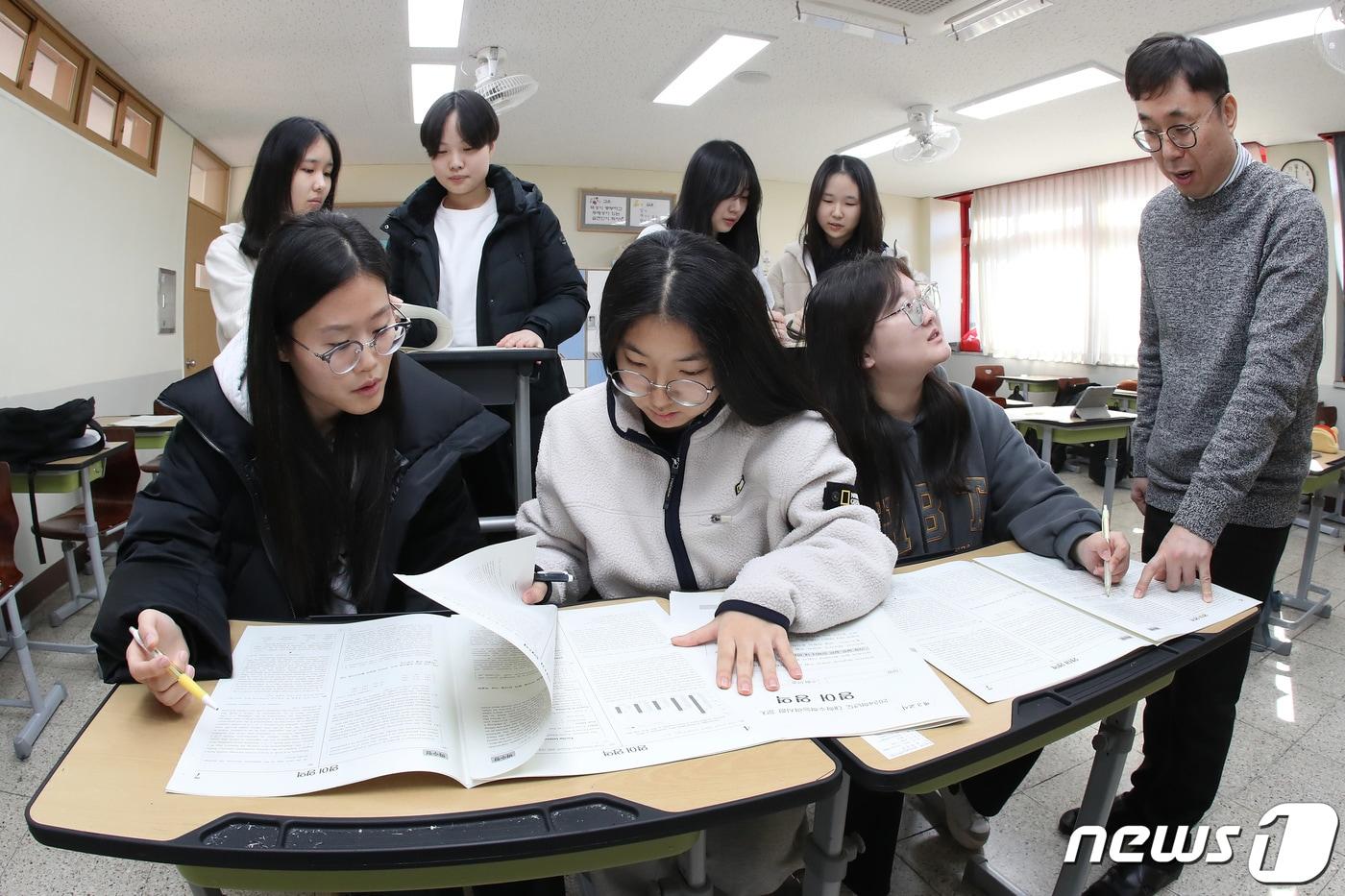 본문 이미지 - 한 고등학교 3학년 교실에서 수험생들이 2024학년도 대학수학능력시험(수능) 가채점을 하고 있다. /뉴스1 ⓒ News1 공정식 기자