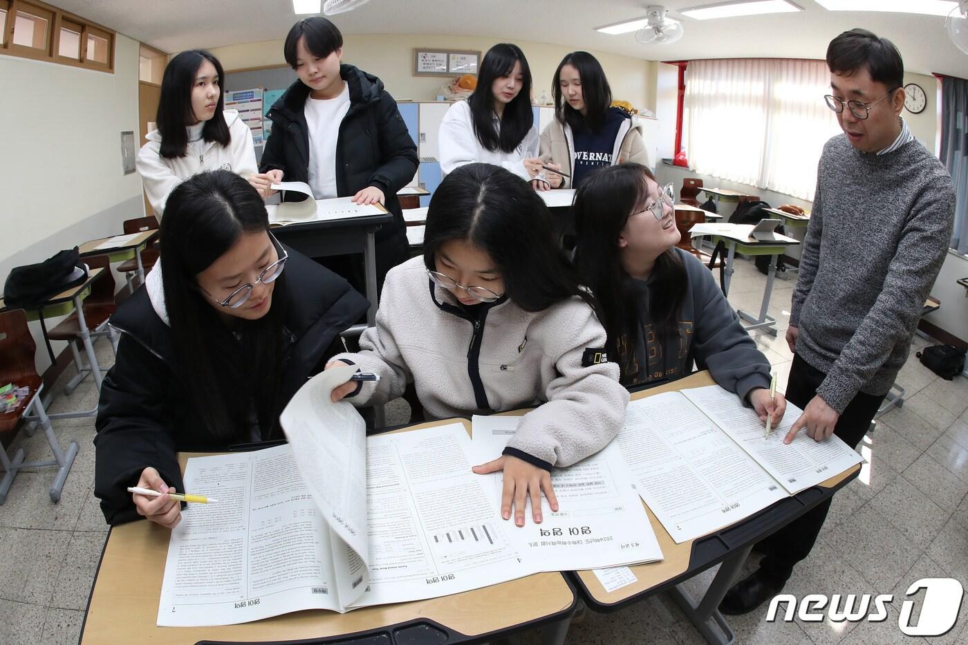 본문 이미지 - 17일 오전 대구 수성구 정화여고 3학년 교실에서 수험생들이 전날 치른 2024학년도 대학수학능력시험(수능) 가채점을 하고 있다. 2023.11.17/뉴스1 ⓒ News1 공정식 기자