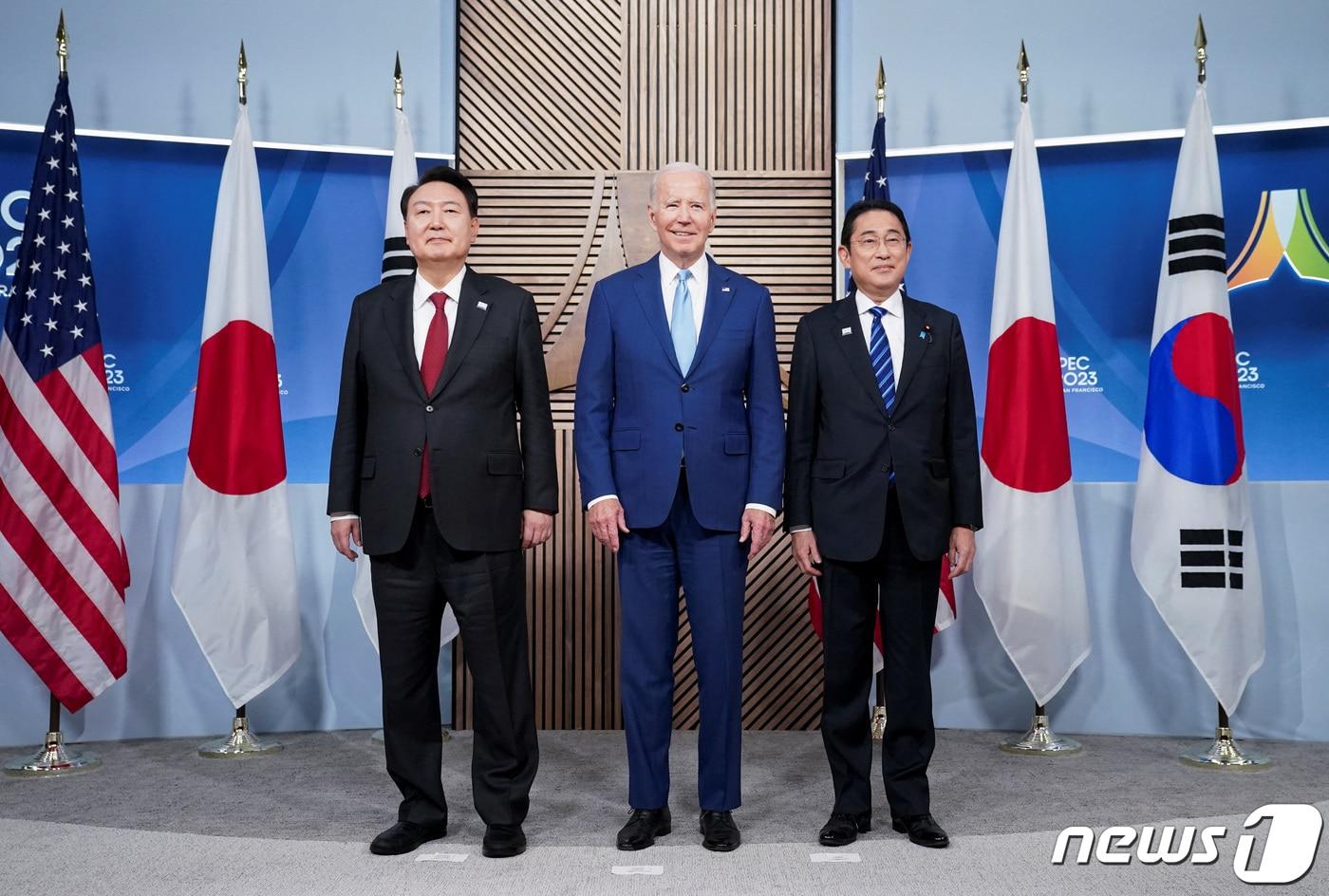 본문 이미지 - 윤석열 대통령과 조 바이든 미국 대통령, 기시다 후미오 일본 총리가 16일(현지시간) 미국 샌프란시스코에서 열린 아시아태평양경제협력체(APEC) 정상회의를 계기로 3국 별도 정상회동을 열고 기념 촬영을 하고 있다. 2023.11.17 ⓒ 로이터=뉴스1 ⓒ News1 정지윤 기자