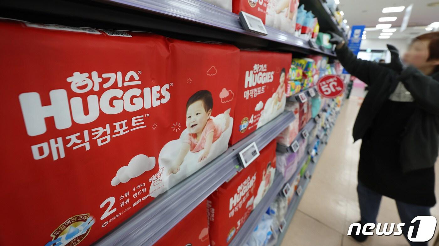 직원이 유아용품을 진열하고 있다. /뉴스1 ⓒ News1 김민지 기자