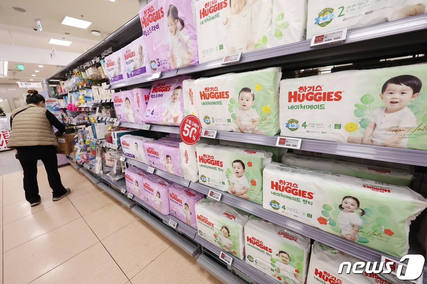 한 마트 직원이 유아용품을 진열하고 있다.(자료사진)/뉴스1 ⓒ News1 