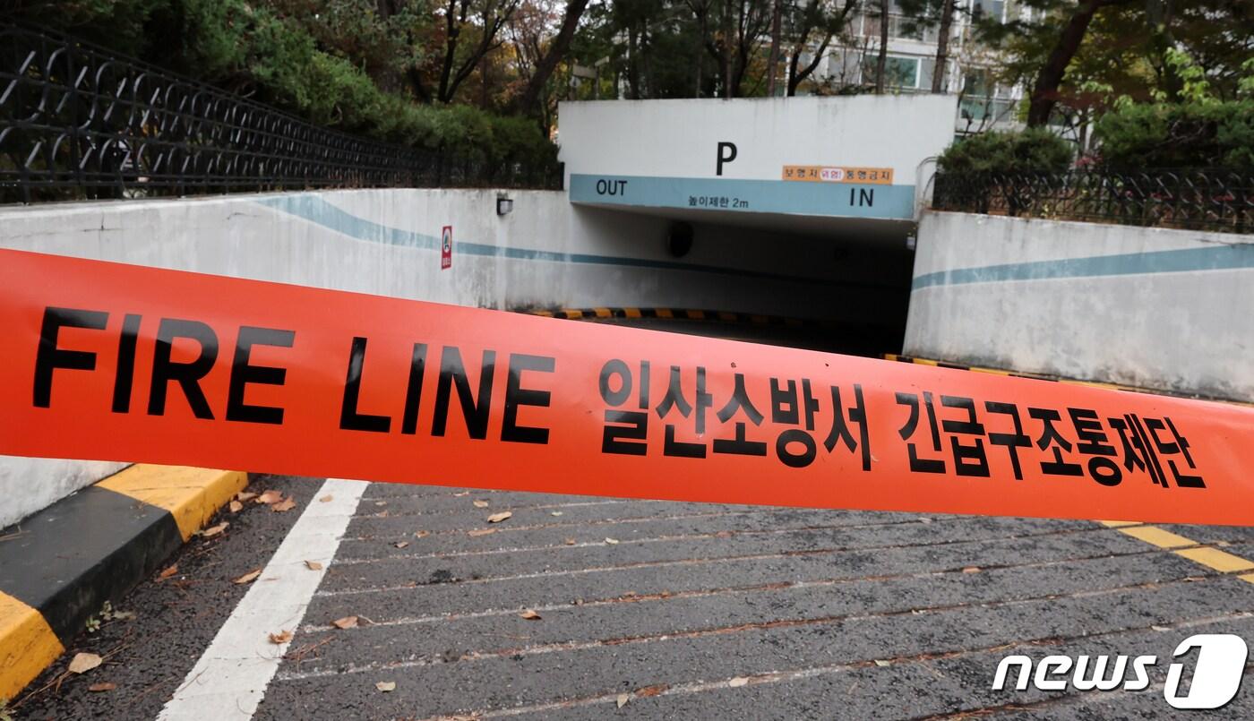 본문 이미지 - 17일 오전 기둥이 파열되는 사고가 발생한 경기 고양시 일산서구 주엽동의 한 아파트 단지 내 지하주차장이 출입 통제되고 있다. 시와 경찰에 따르면 지하주차장의 기둥 상부가 무너지면서 철근이 노출되는 등 붕괴 조짐을 보이고 있으며, 인명피해는 발생하지 않았지만 시와 경찰 등 관계당국이 해당 주차장에 있는 차량이동과 다른 차량의 진입을 통제하고 있다. 2023.11.17/뉴스1 ⓒ News1 김진환 기자