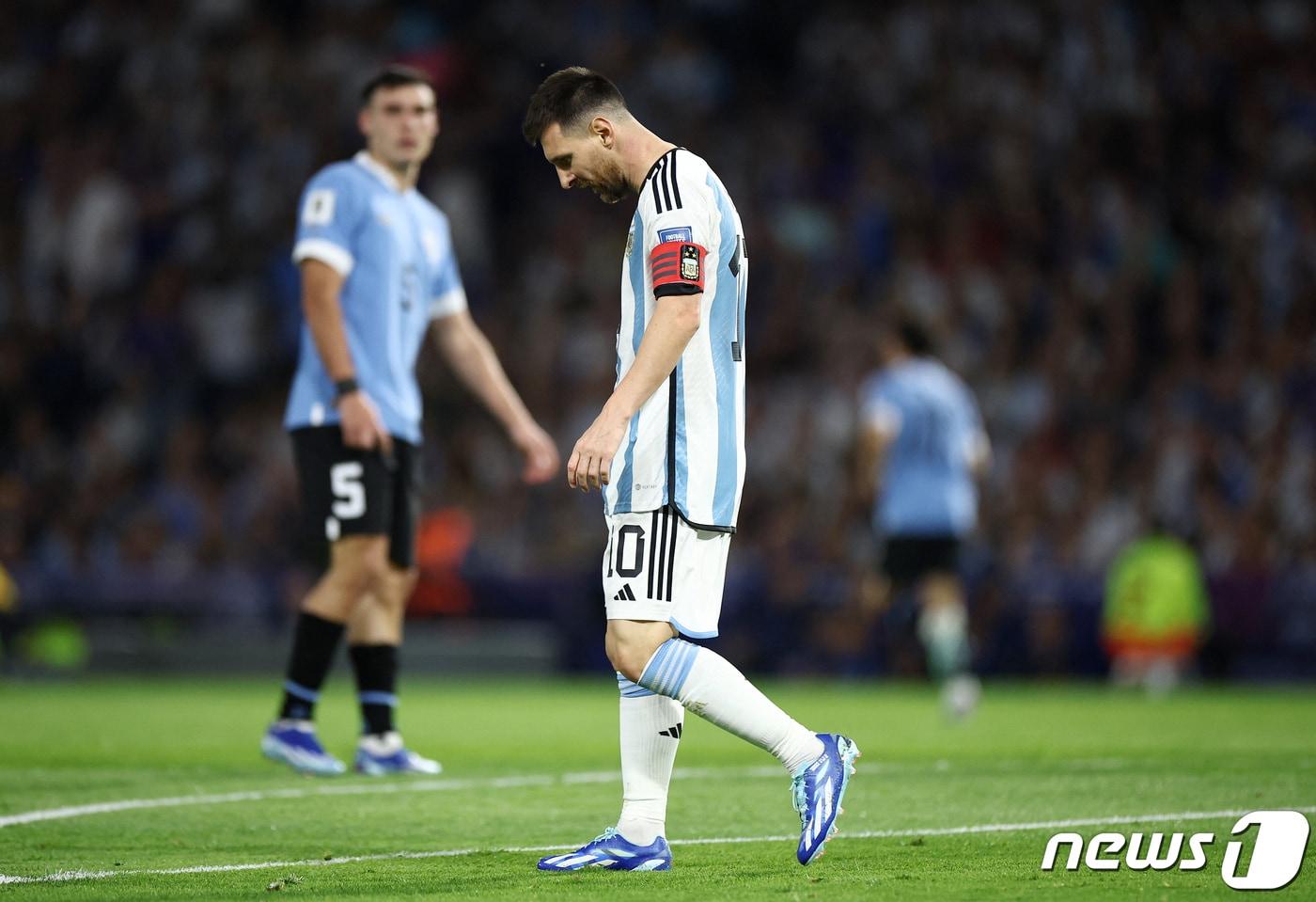 본문 이미지 - 14경기 만에 패배를 맛본 리오넬 메시ⓒ 로이터=뉴스1