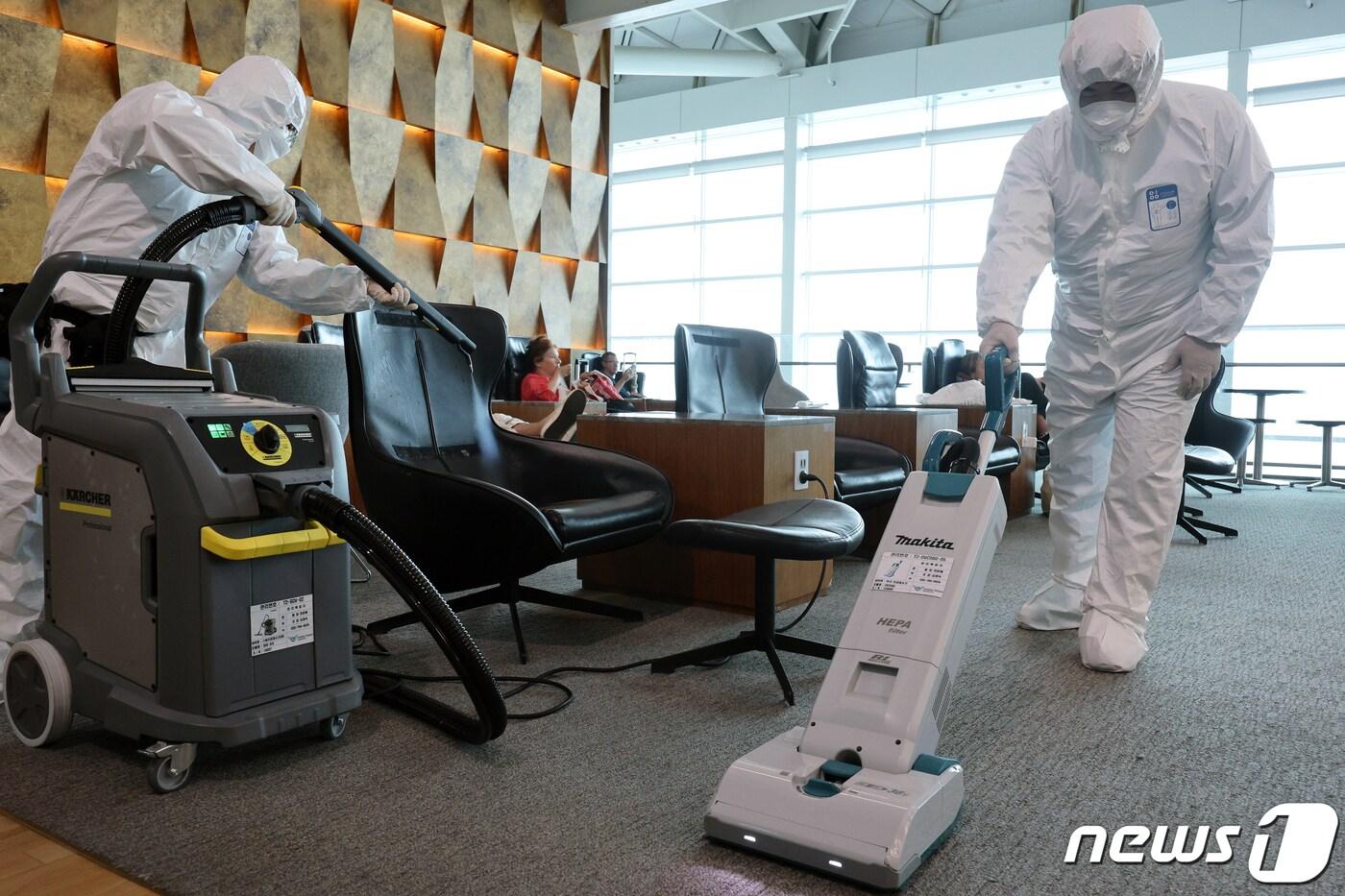 본문 이미지 - 지난 11월17일 인천국제공항 2터미널 환승 라운지에서 공항 관계자들이 빈대 방역을 진행하고 있다. 2023.11.17/뉴스1 ⓒ News1 박정호 기자