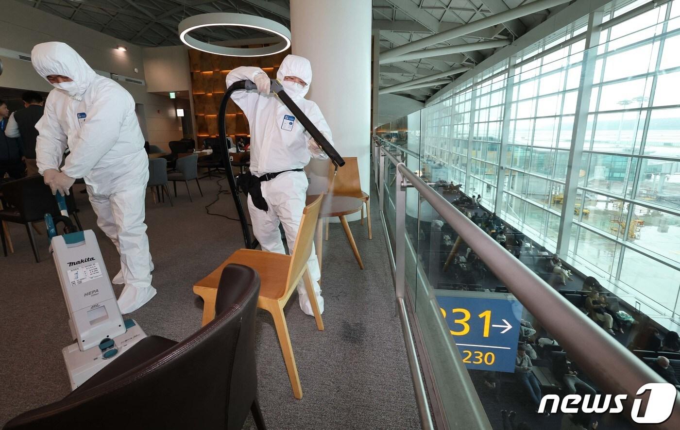 본문 이미지 - 인천국제공항 제2여객터미널 환승라운지 빈대 방역 자료사진. (공동취재) 2023.11.17/뉴스1 ⓒ News1 박정호 기자