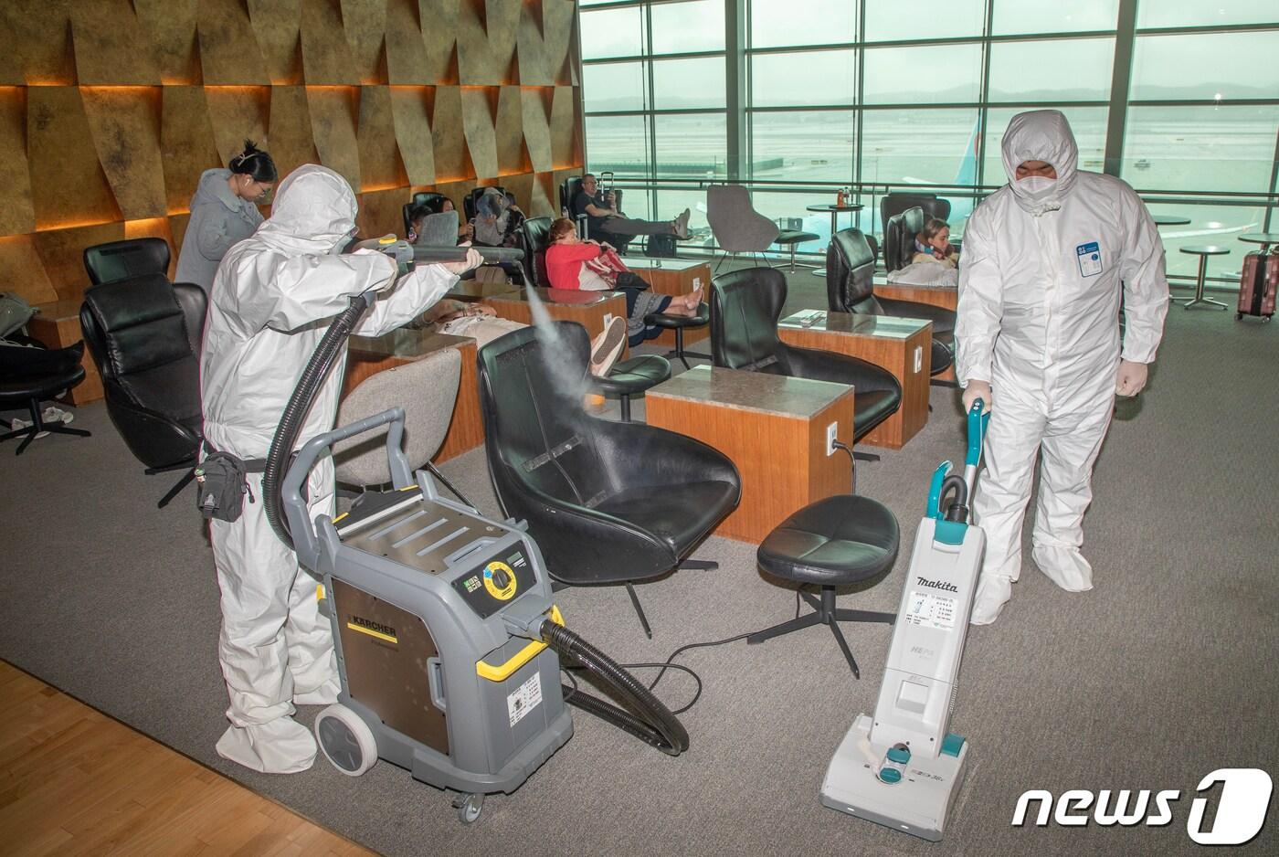 본문 이미지 - 17일 인천국제공항 제2터미널 환승라운지에서 공항 관계자들이 빈대 방역 활동을 하고 있다. (공동취재) 2023.11.17/뉴스1 ⓒ News1 박정호 기자