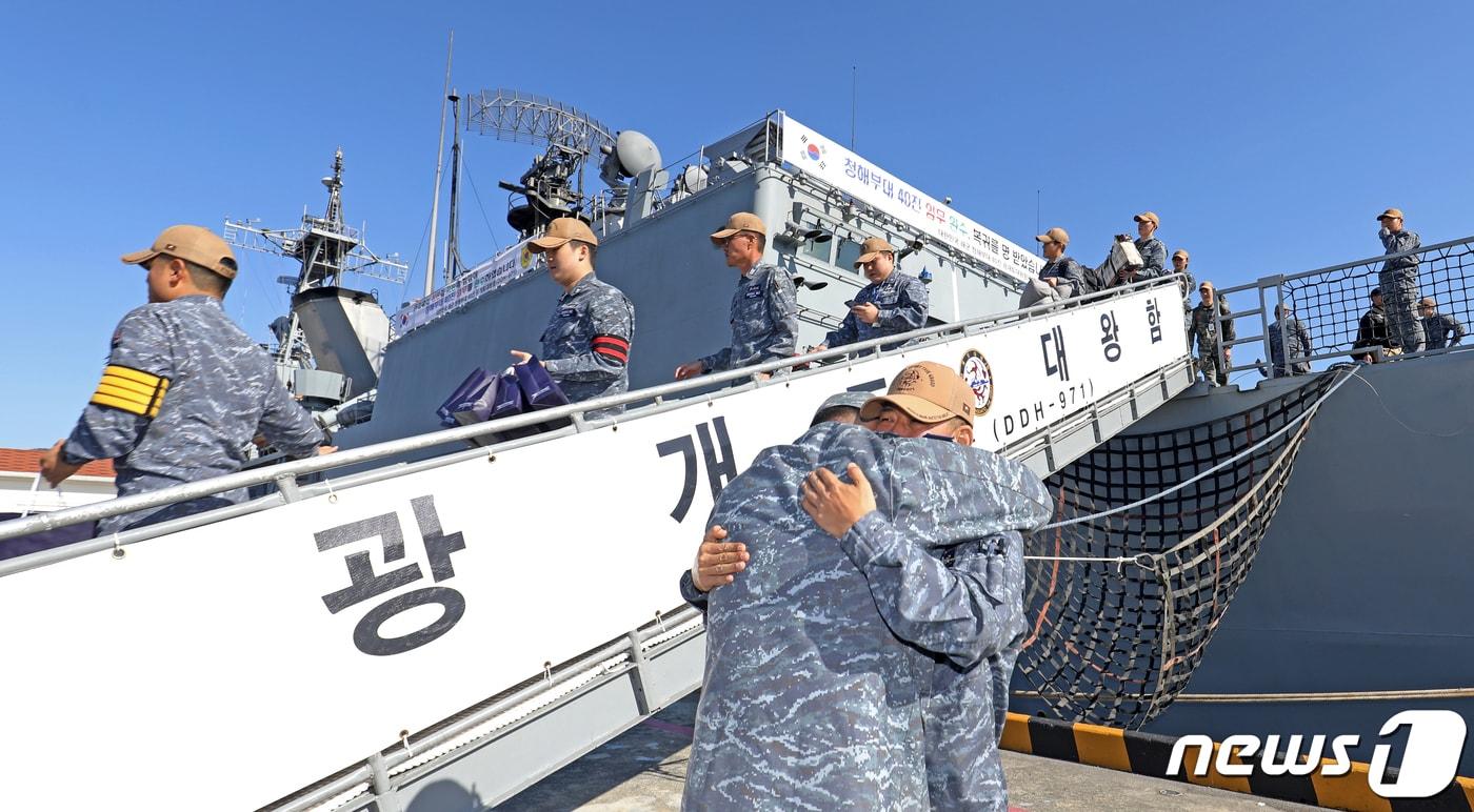 17일 경남 창원시 진해구 진해군항에서 열린 '청해부대 40진(광개토대왕함) 파병 복귀 환영 행사'에서 임무를 마치고 복귀한 청해부대원이 해군인 아들과 인사를 나누고 있다. 2023.11.17/뉴스1 ⓒ News1 윤일지 기자
